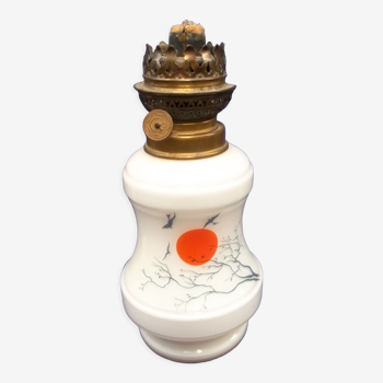 Lampe à petrole en opaline a motifs