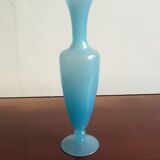 Vase en opaline bleu