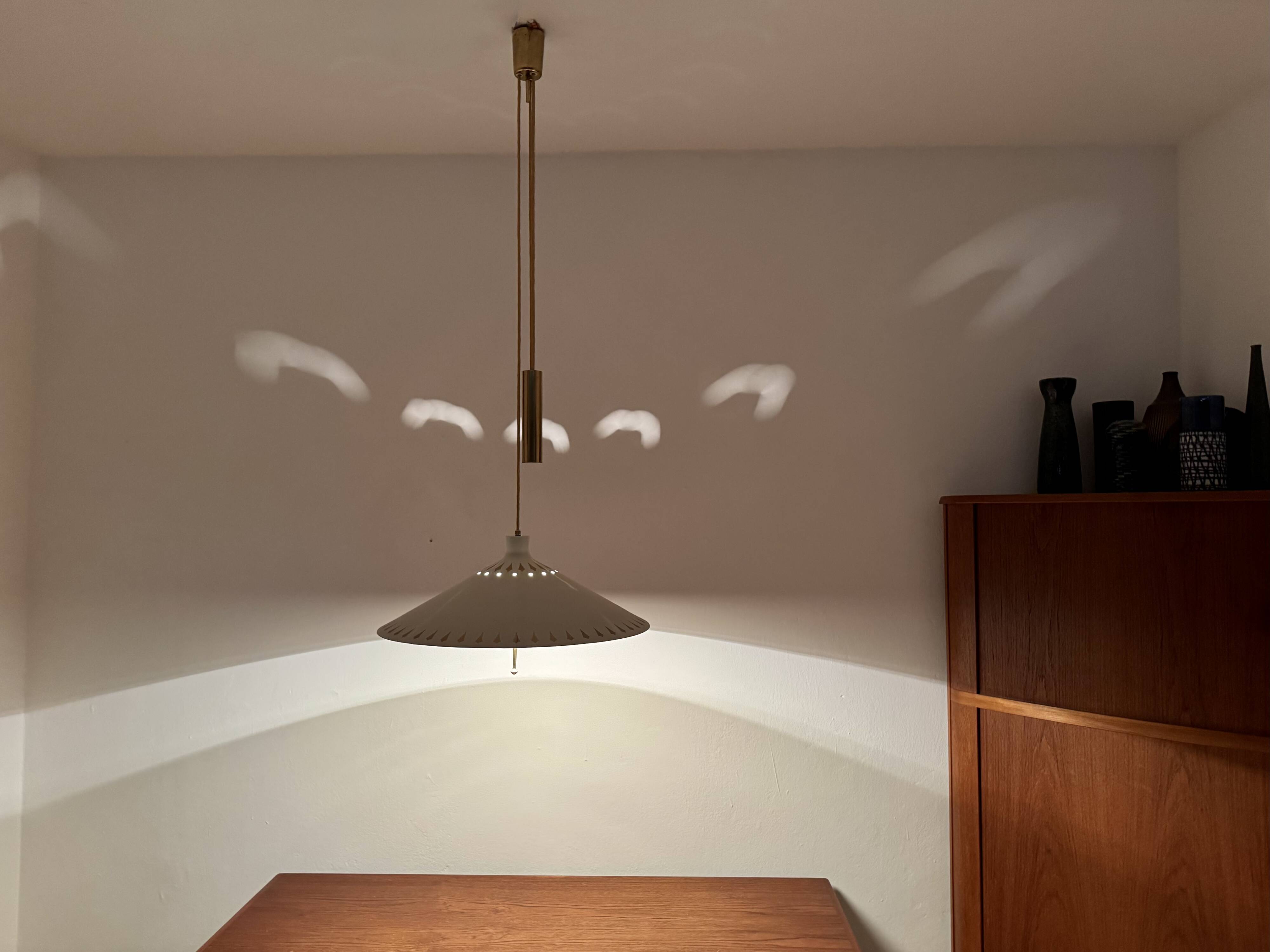 Suspension unique avec contrepoids par Vereinigte Werkstätten München
