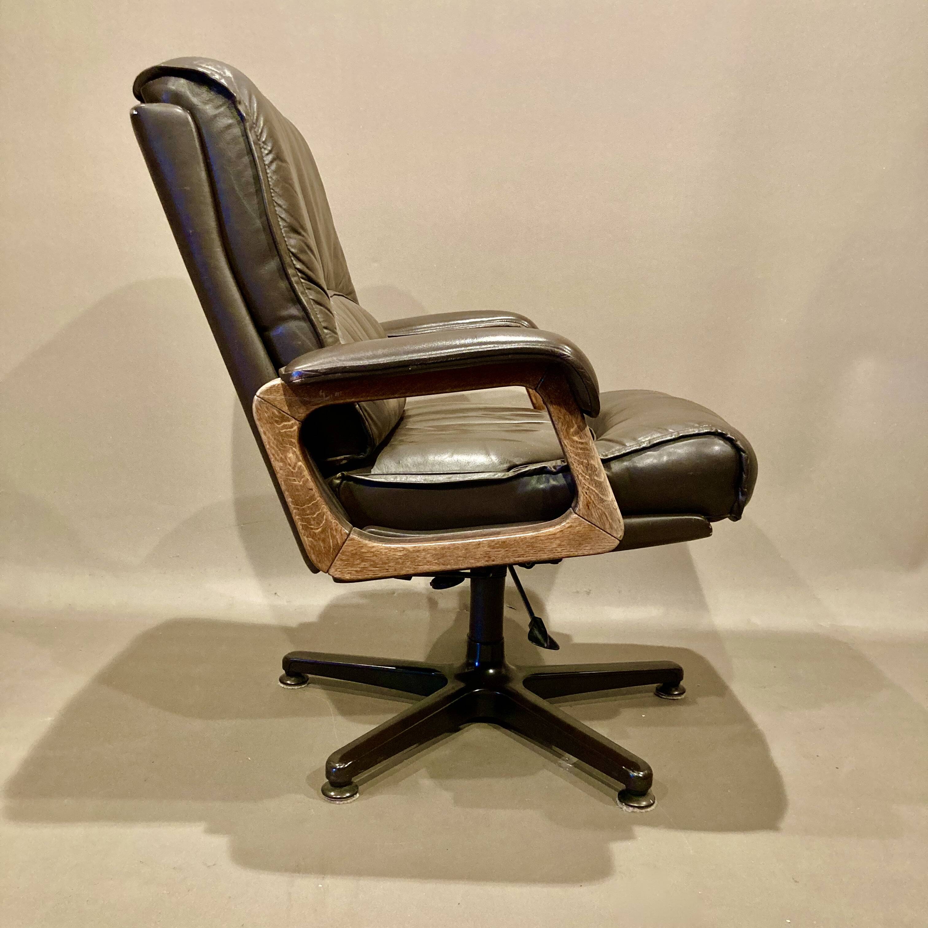 Fauteuil et ottoman en cuir, 1960