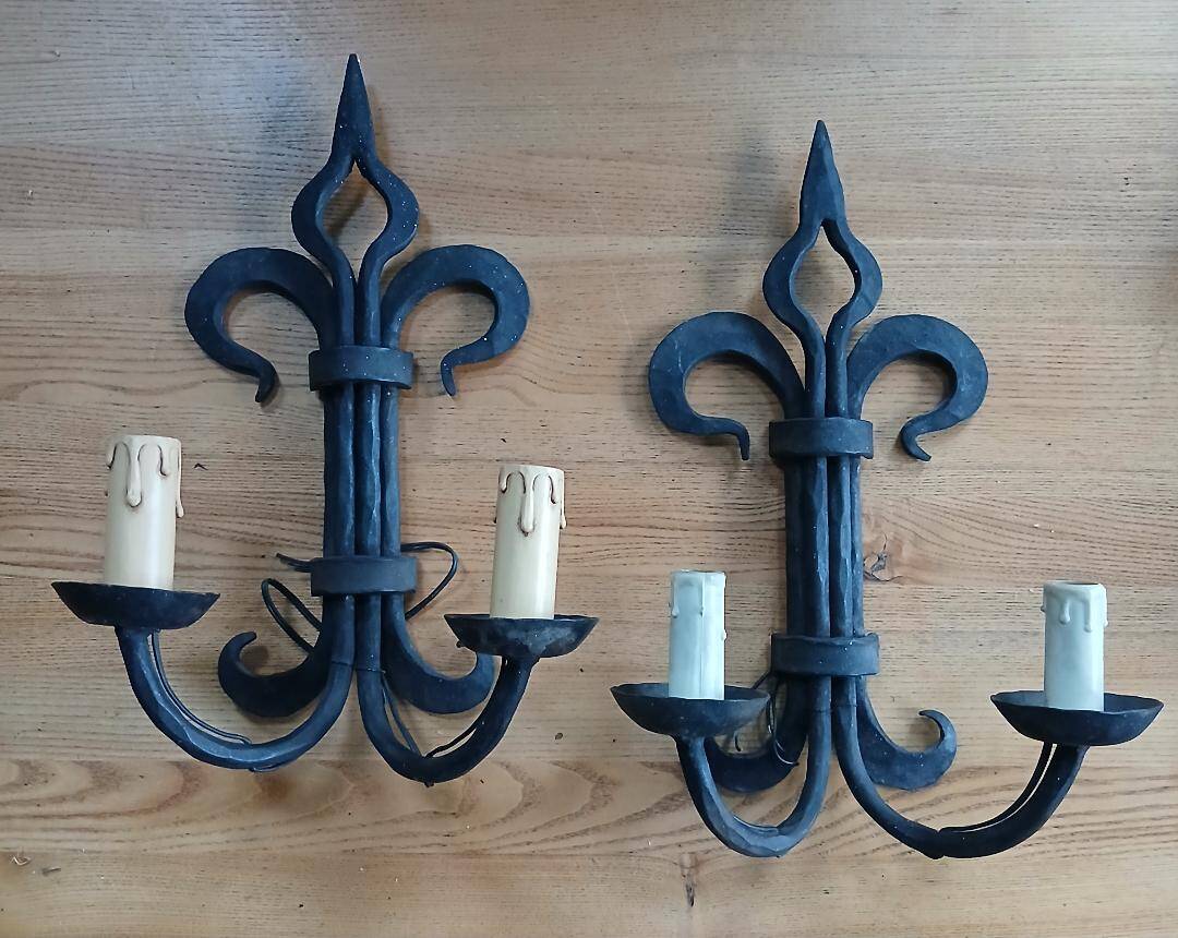 Paire d’appliques en fer forgé Lys de château Français