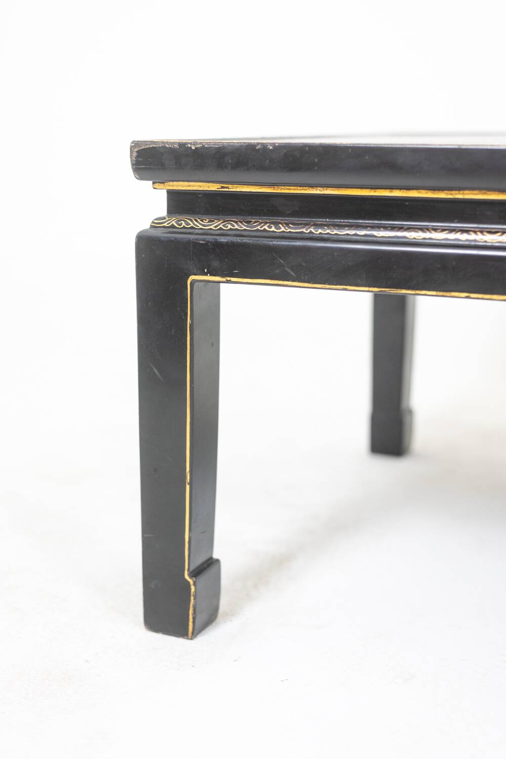 Lacquer coffee table decorated with floral motifs. Circa 1900.