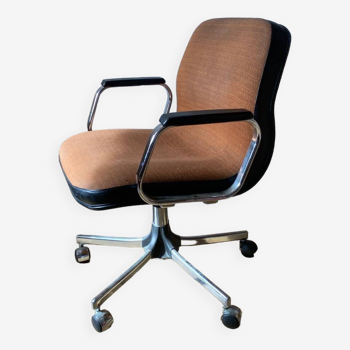 Swivel office chair with casters