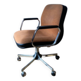 Swivel office chair with casters