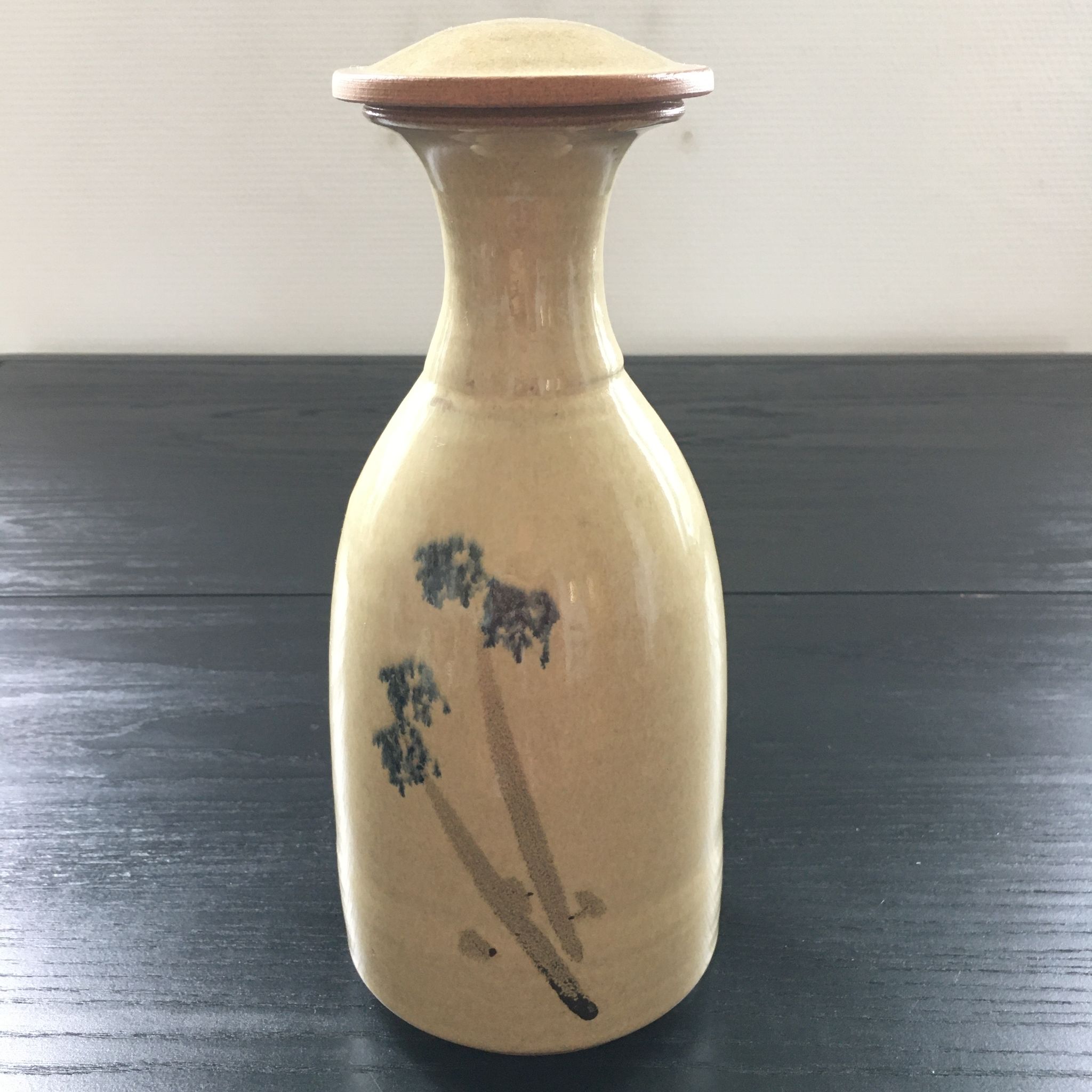 Carafe en grès décor floral
