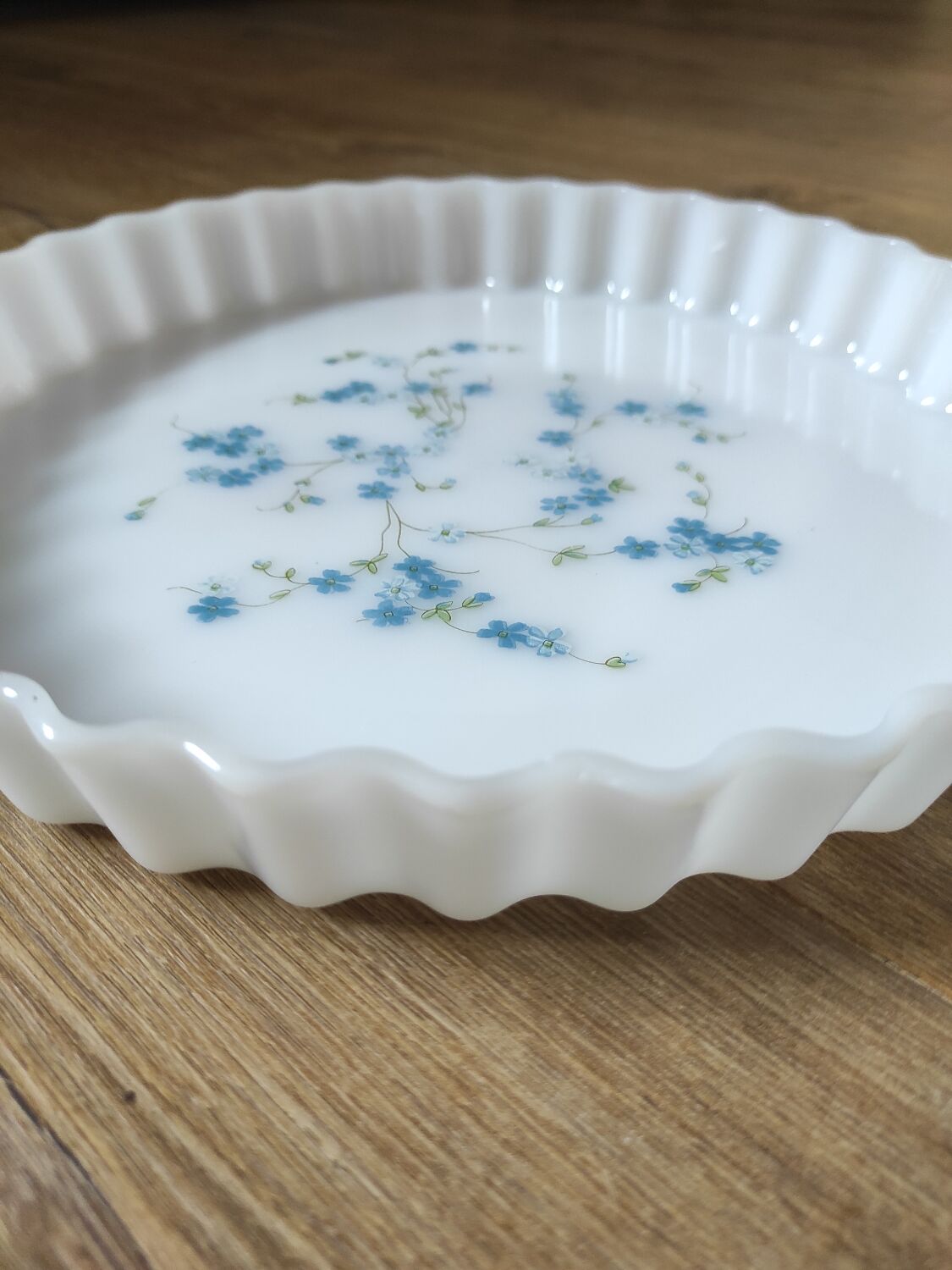 Arcopal forget-me-not pie mould