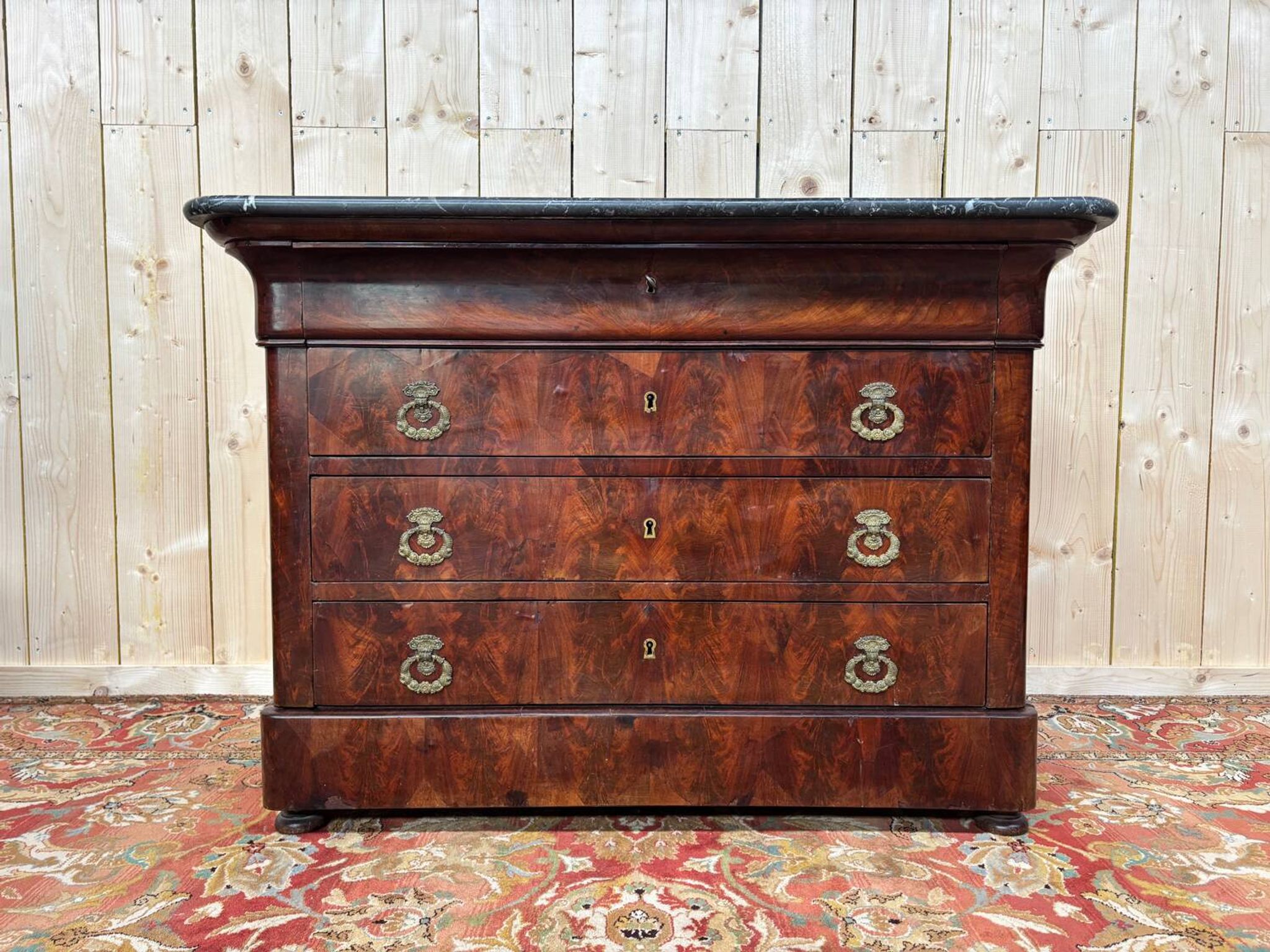 Renaissance period chest of drawers in flamed mahogany veneer