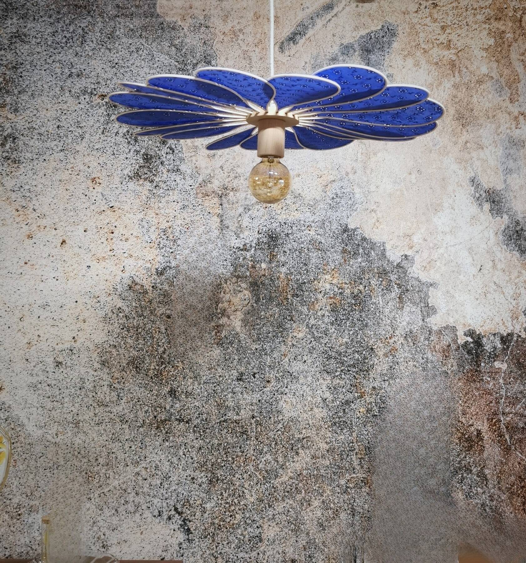 Suspension fleur 18 pétales en rotin et broderie anglaise