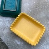 Two dishes, one green and one yellow