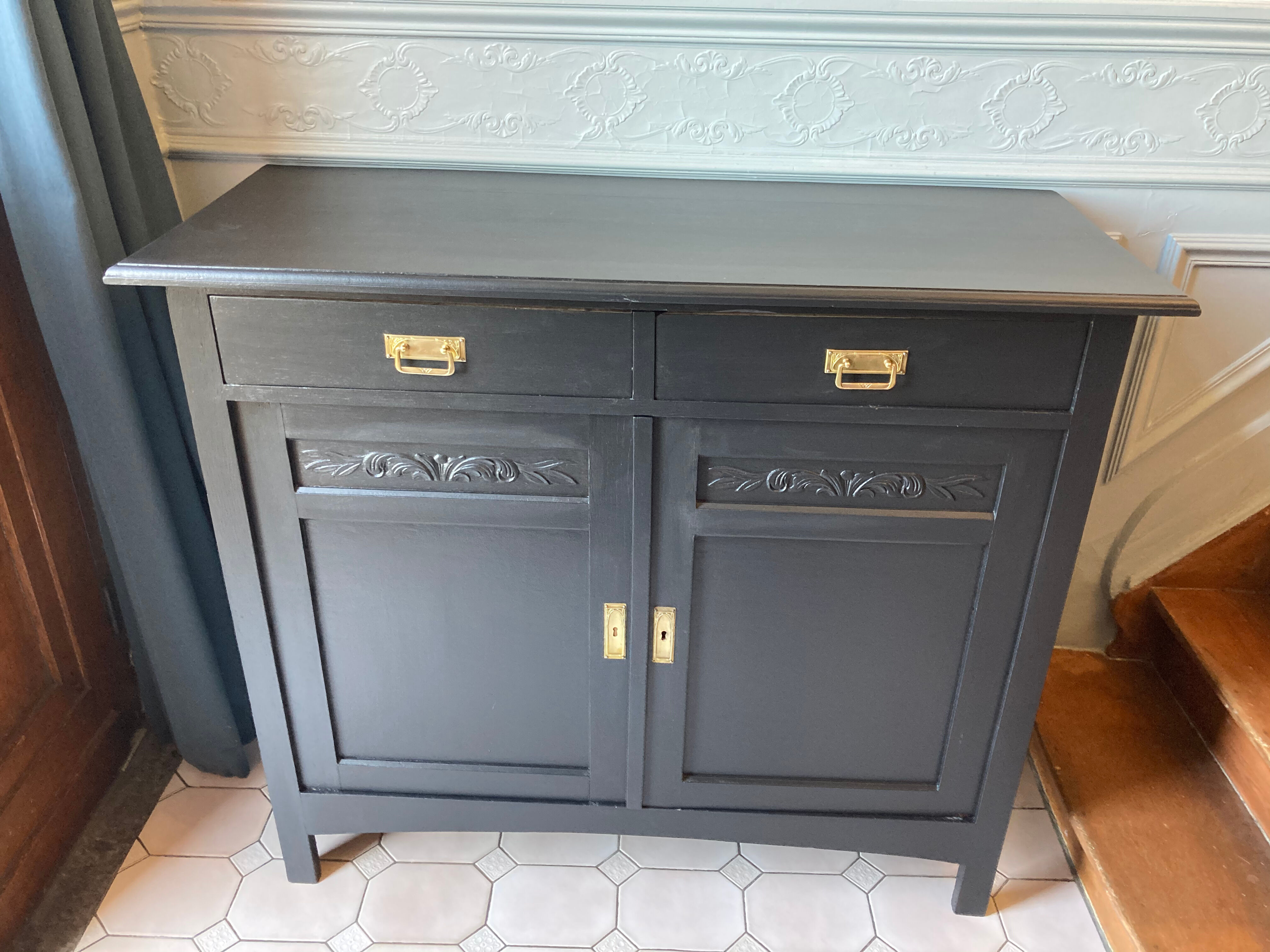 Art-deco period oak commodus