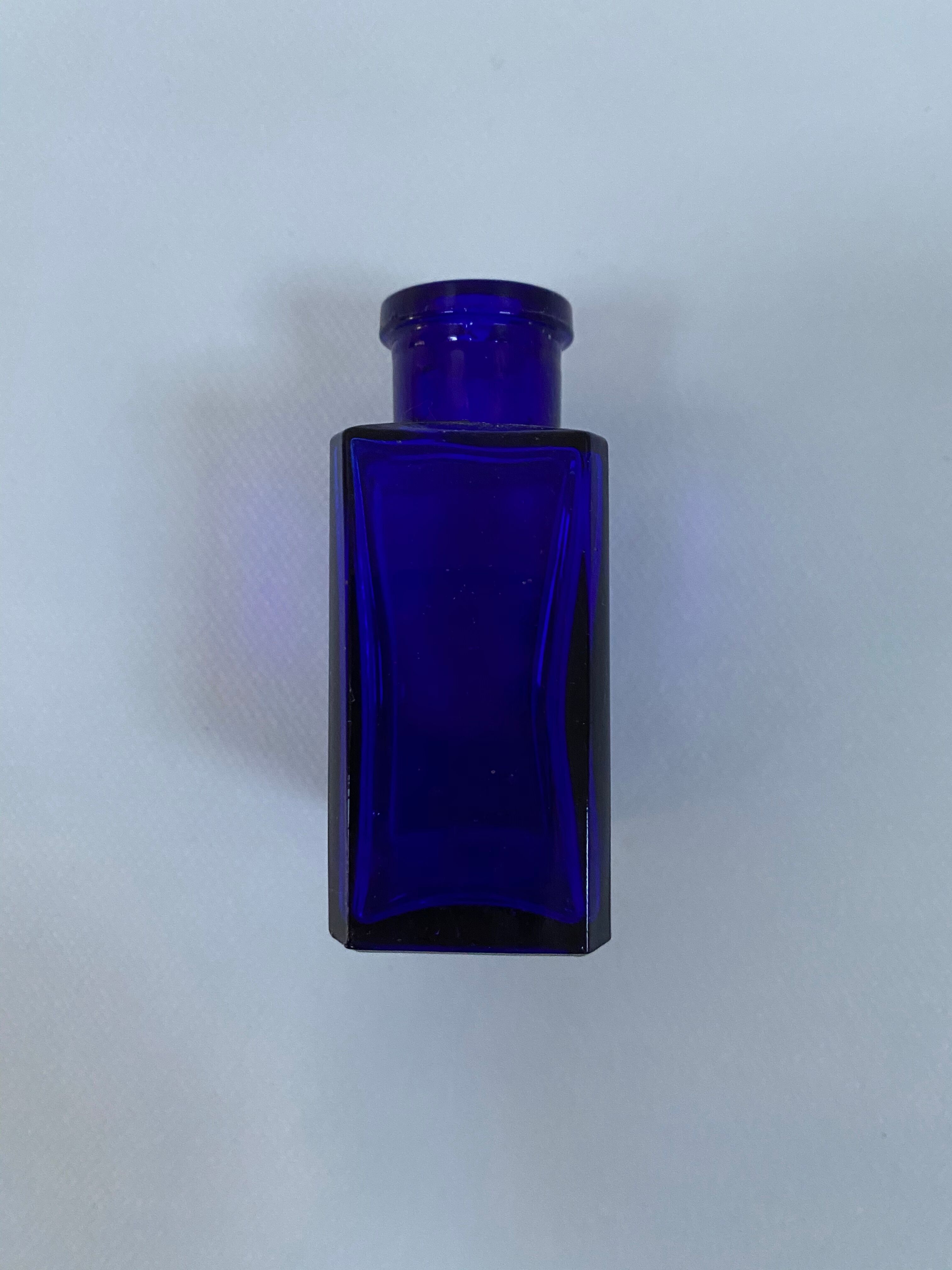 Flacon cadex en verre bleu cobalt