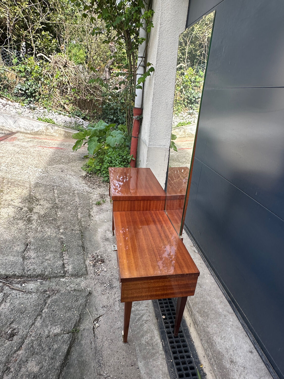 Furniture with a mirror