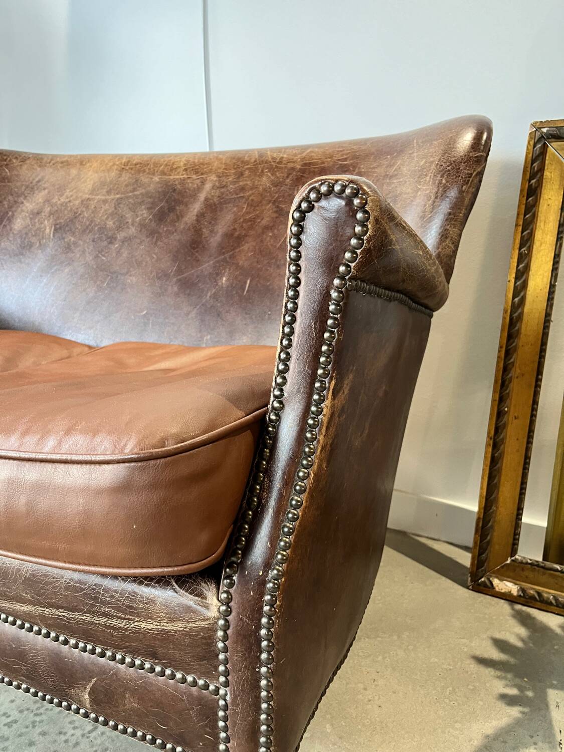 Banquette vintage en cuir clouté