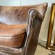 Banquette vintage en cuir clouté