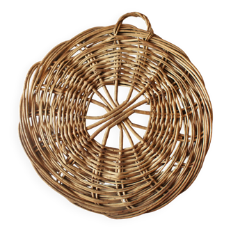 Round wicker trivet tray to hang