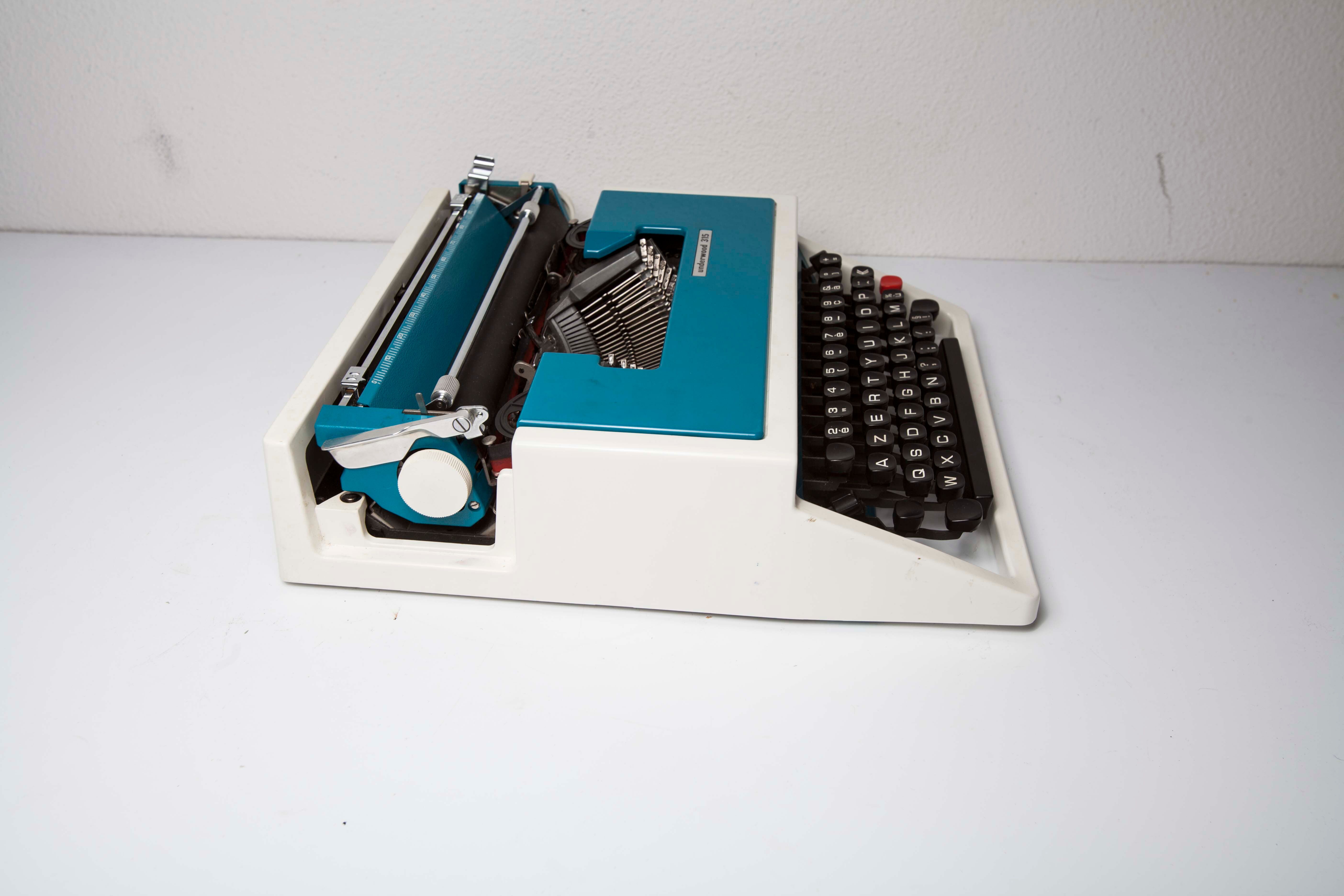 Underwood 315 blue typewriter with satchel