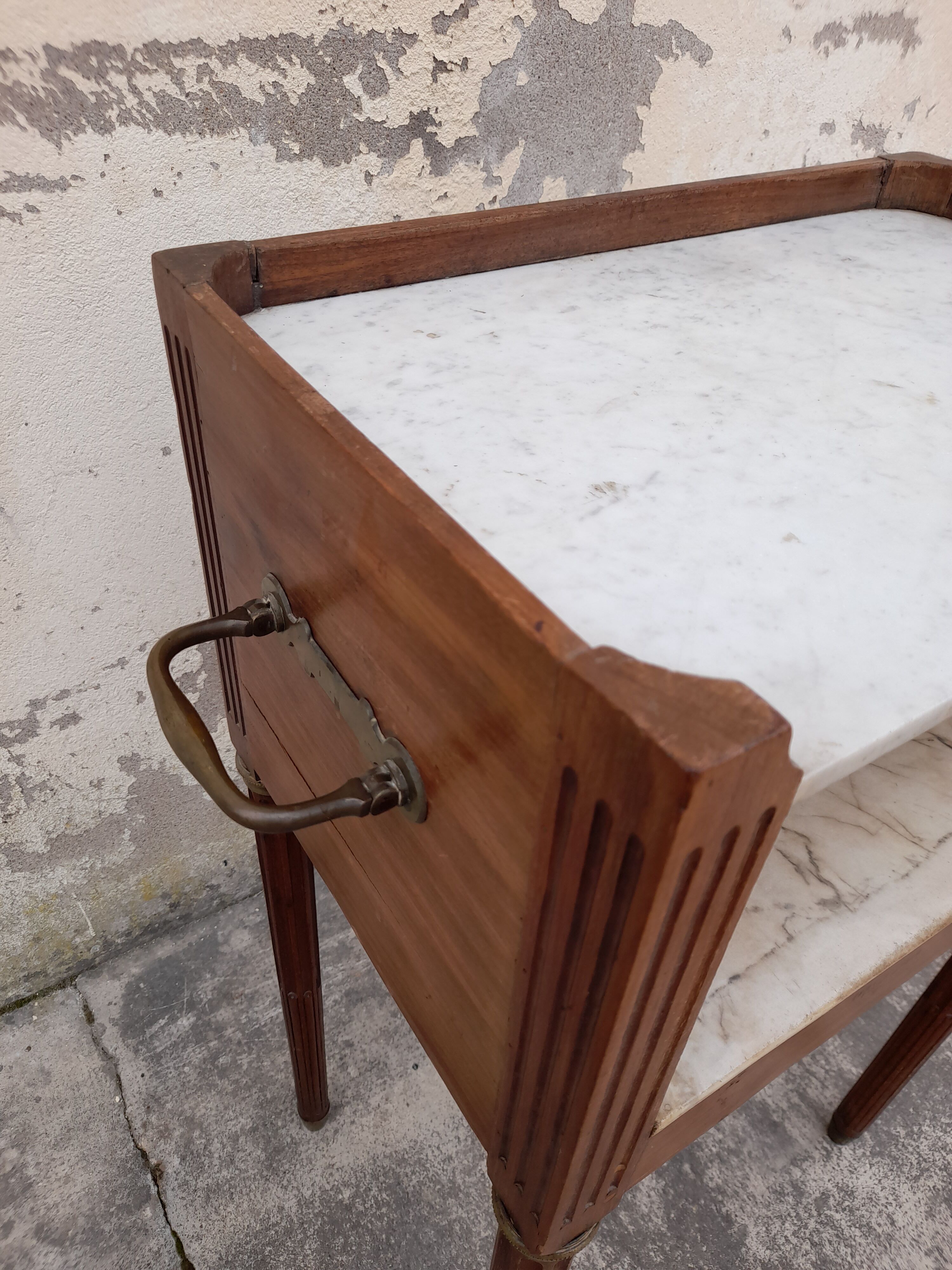 Table de chevet style louis xvi avec poignée