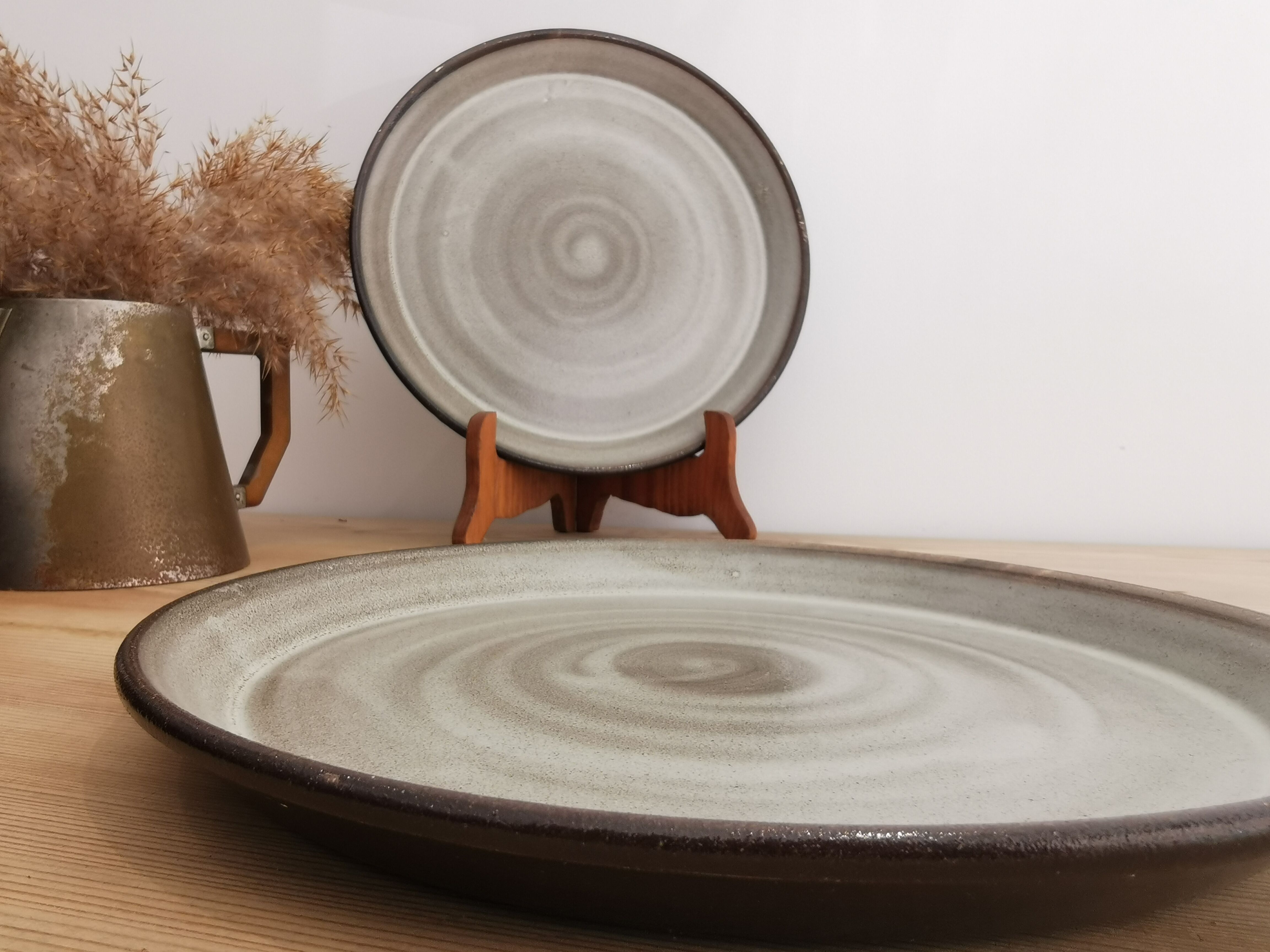 8 flat plates in vintage ceramic