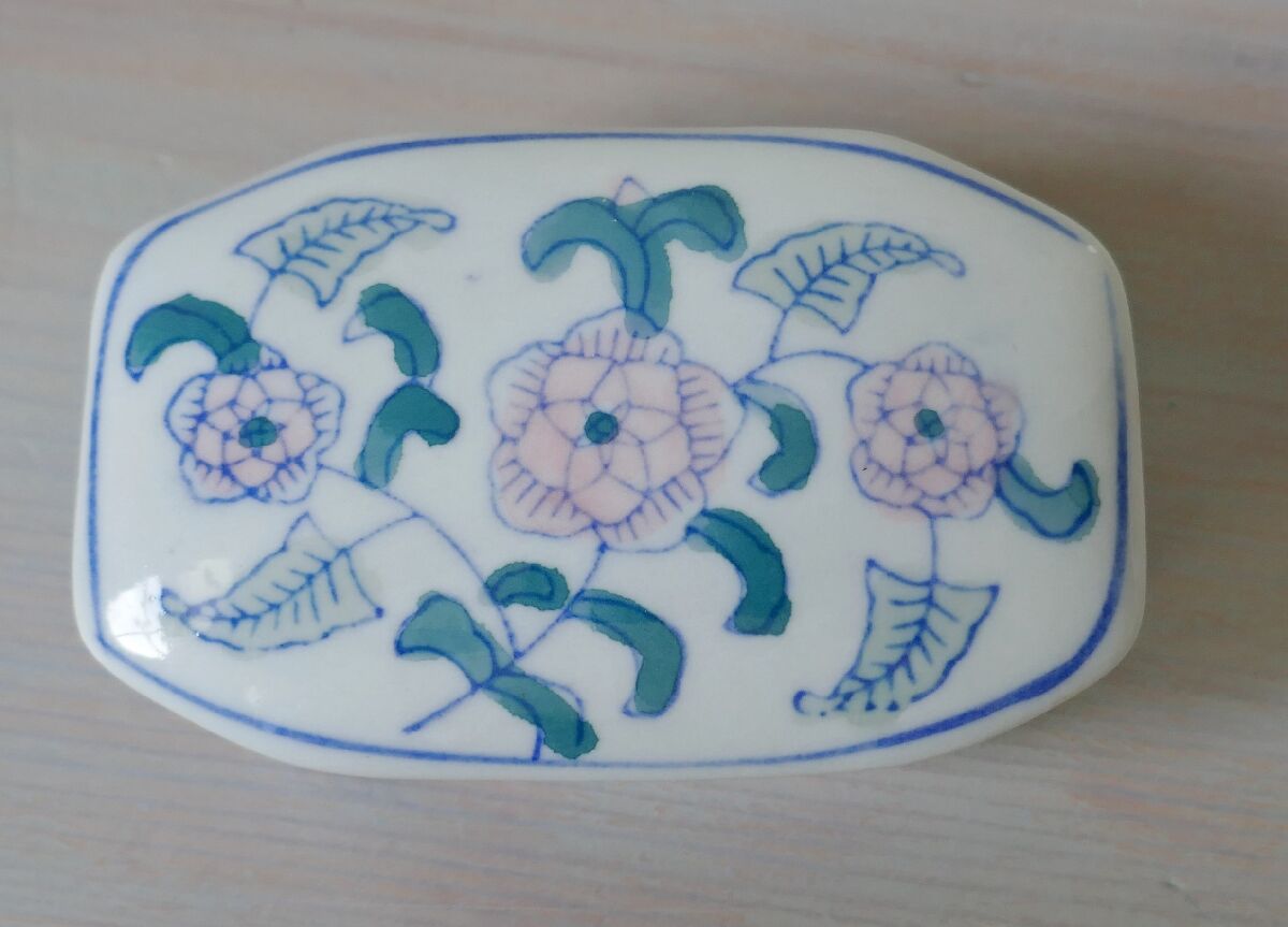 White ceramic box with stylized flower decoration Dimensions: H3 x L8 x P5