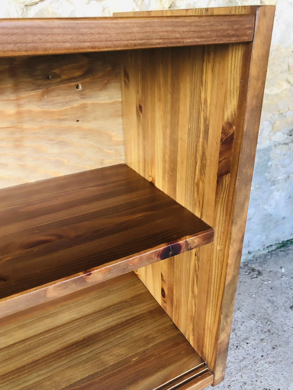 Étagère murale vintage avec portes coulissantes en plexiglass