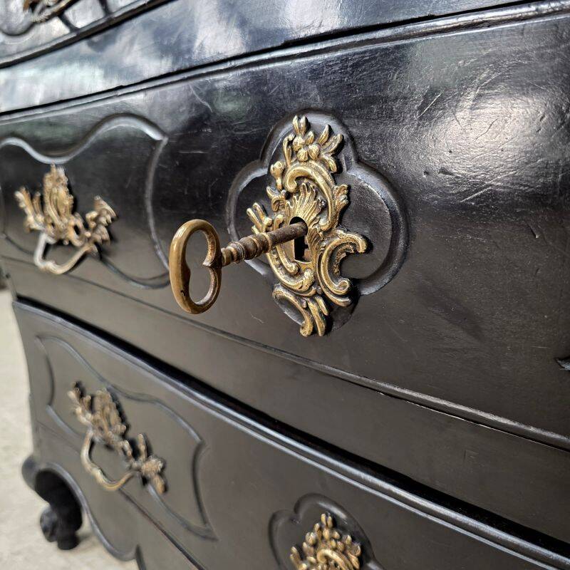 Beautiful curved tomb commode from the Louis XV period, black lacquered.