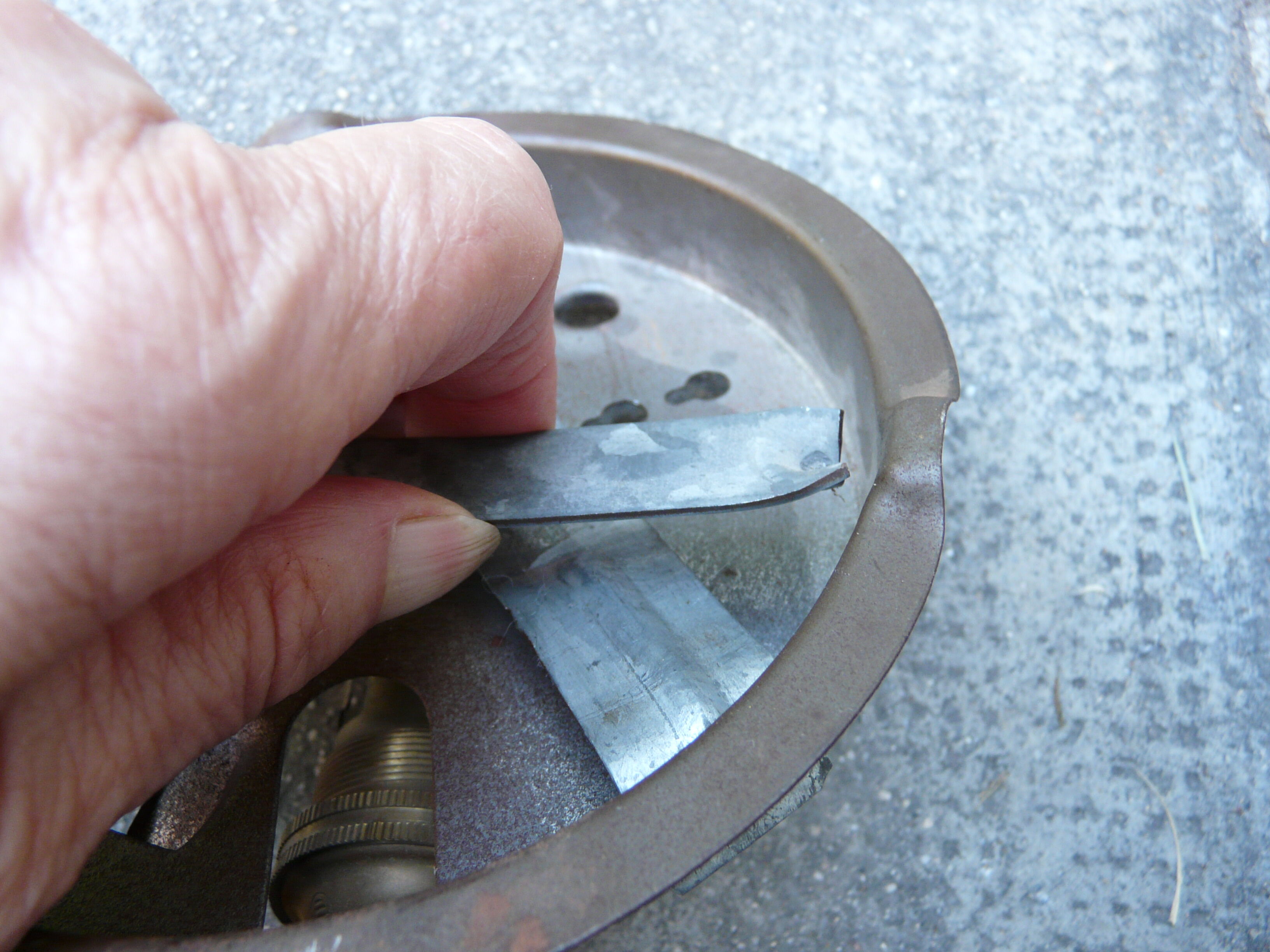 Round globe ceiling lamp in white opaline glass