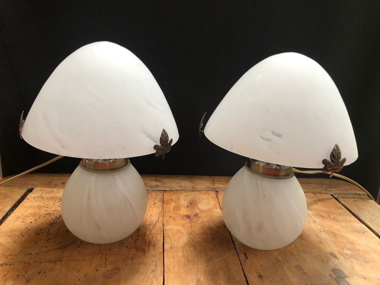 Mushroom lamp in white marbled glass paste