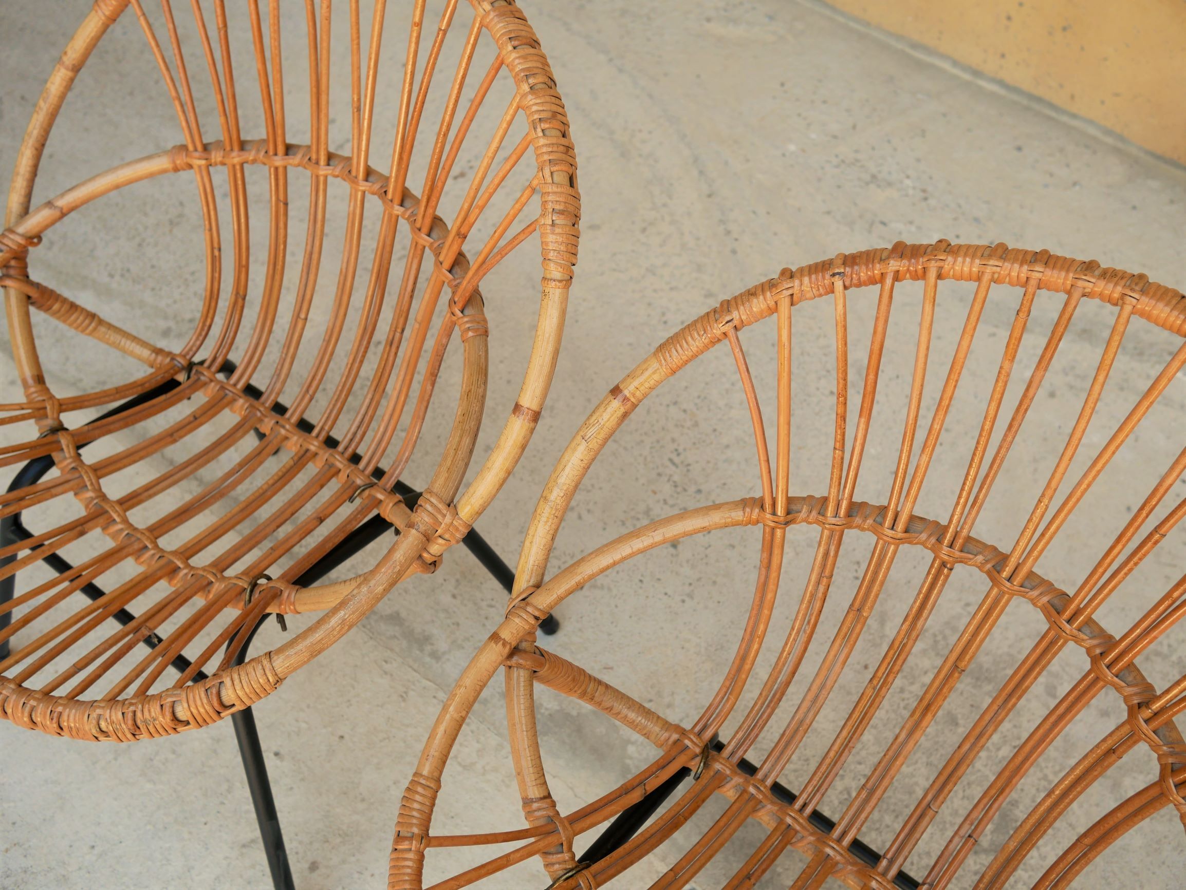 Vintage chair in rattan feet metal
