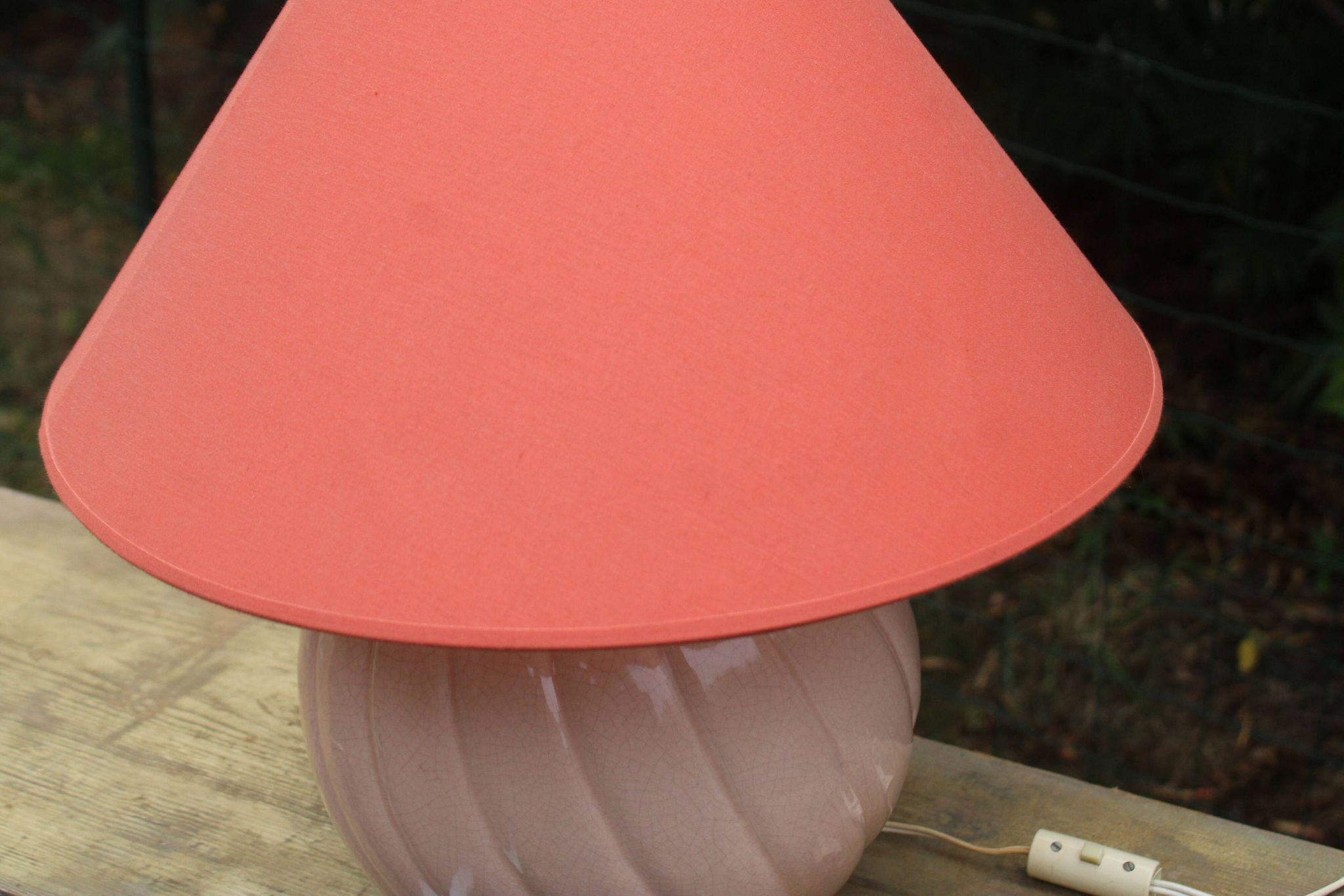 Lampe vintage en céramique rose poudré et abat-jour corail