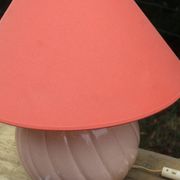 Lampe vintage en céramique rose poudré et abat-jour corail