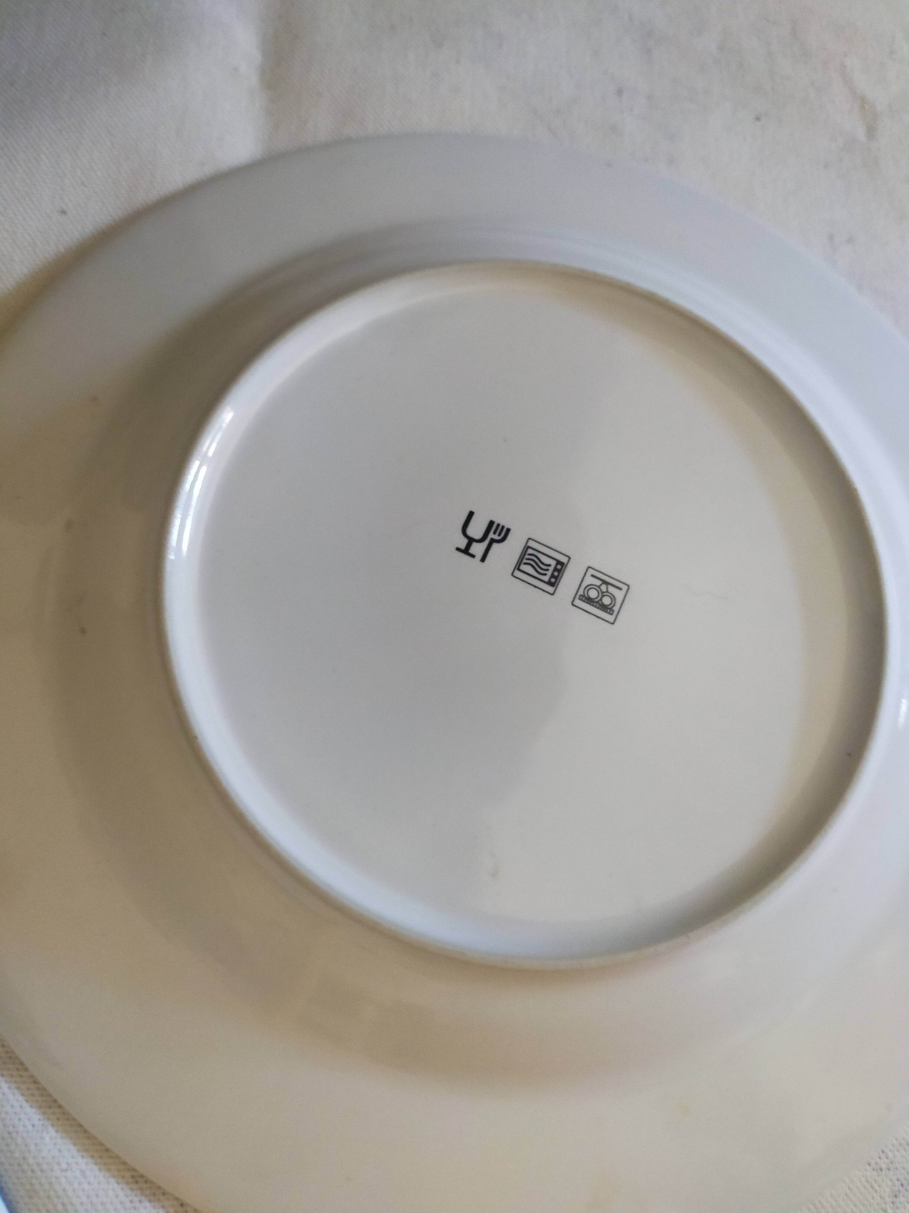 Set of four retro dessert plates in shades of red