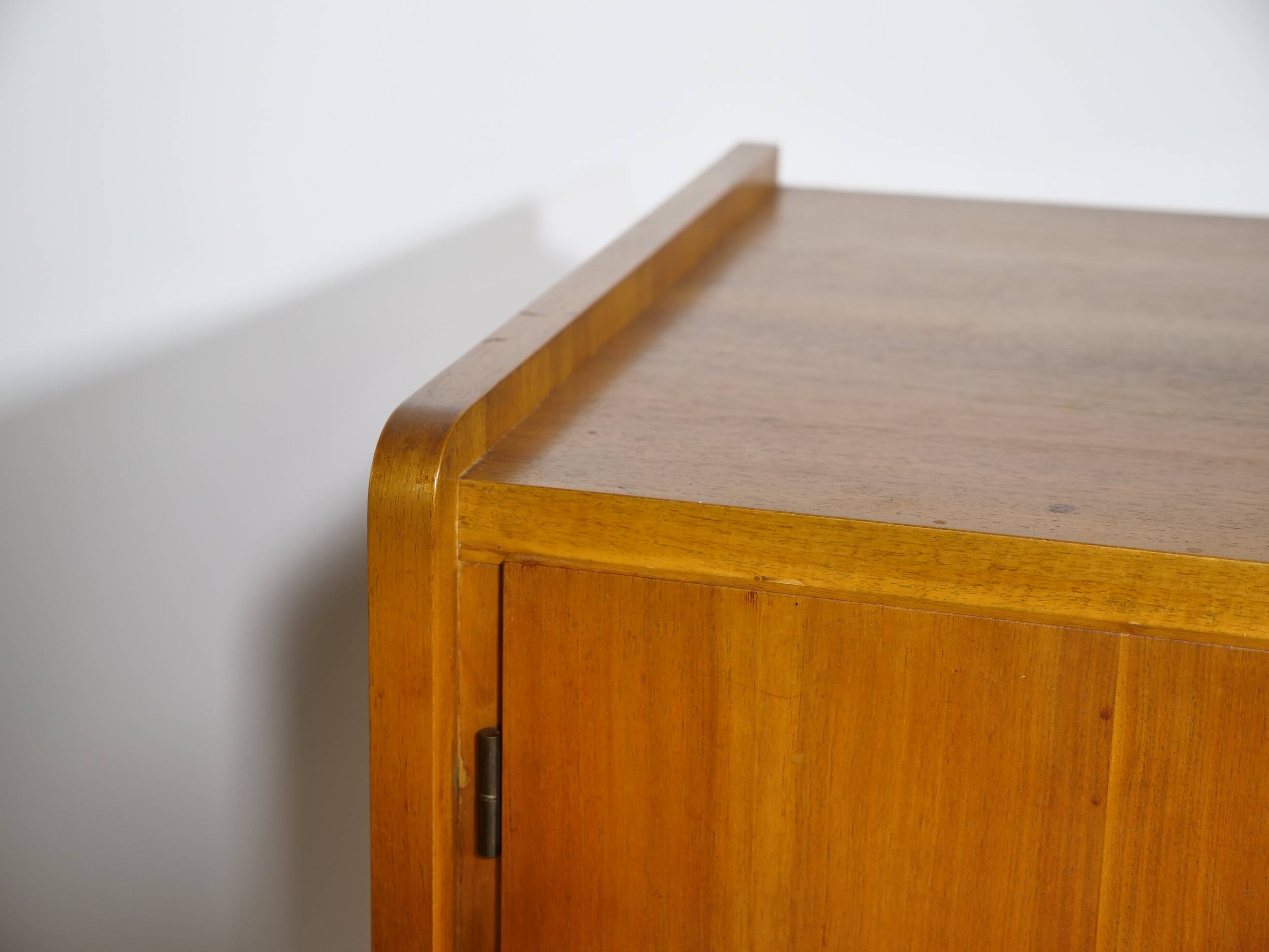 Buffet en noyer des années 1960, style milieu de siècle