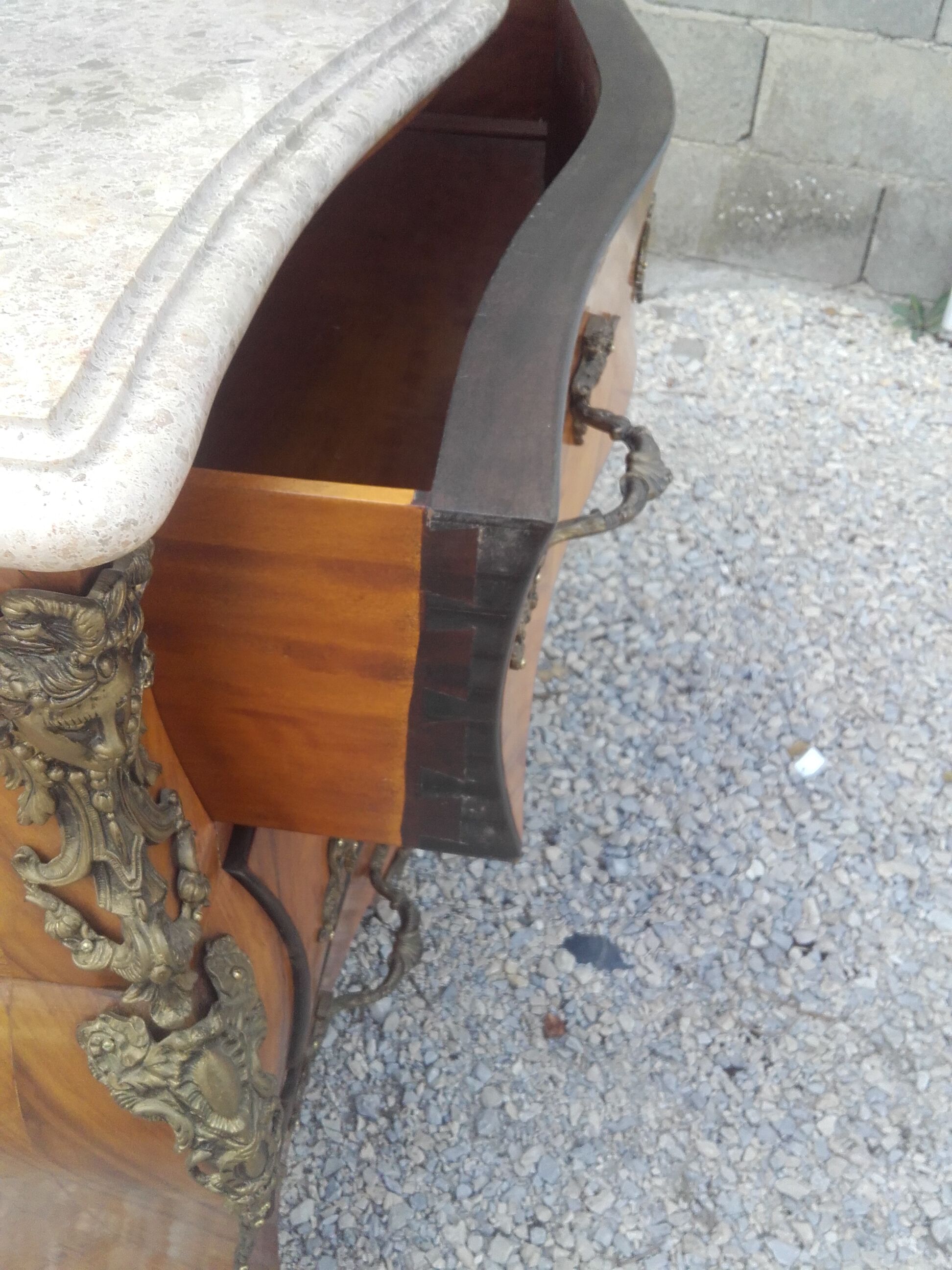 Dresser in marquetry and bronze