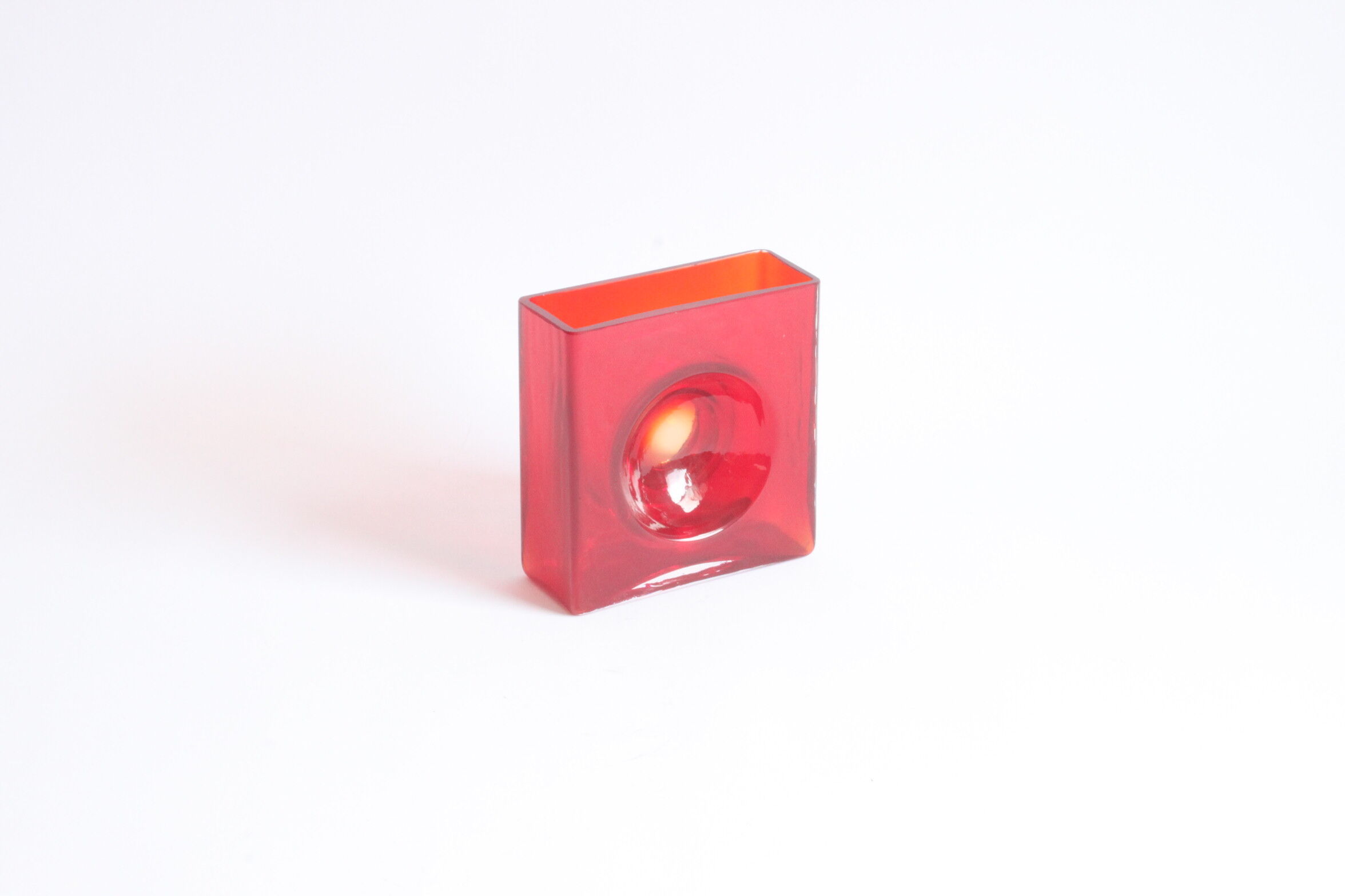 Diabolo red lens vase by Christian Tortu