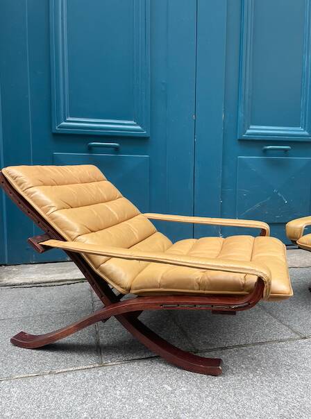 Paire de fauteuils pliants en cuir palissandre