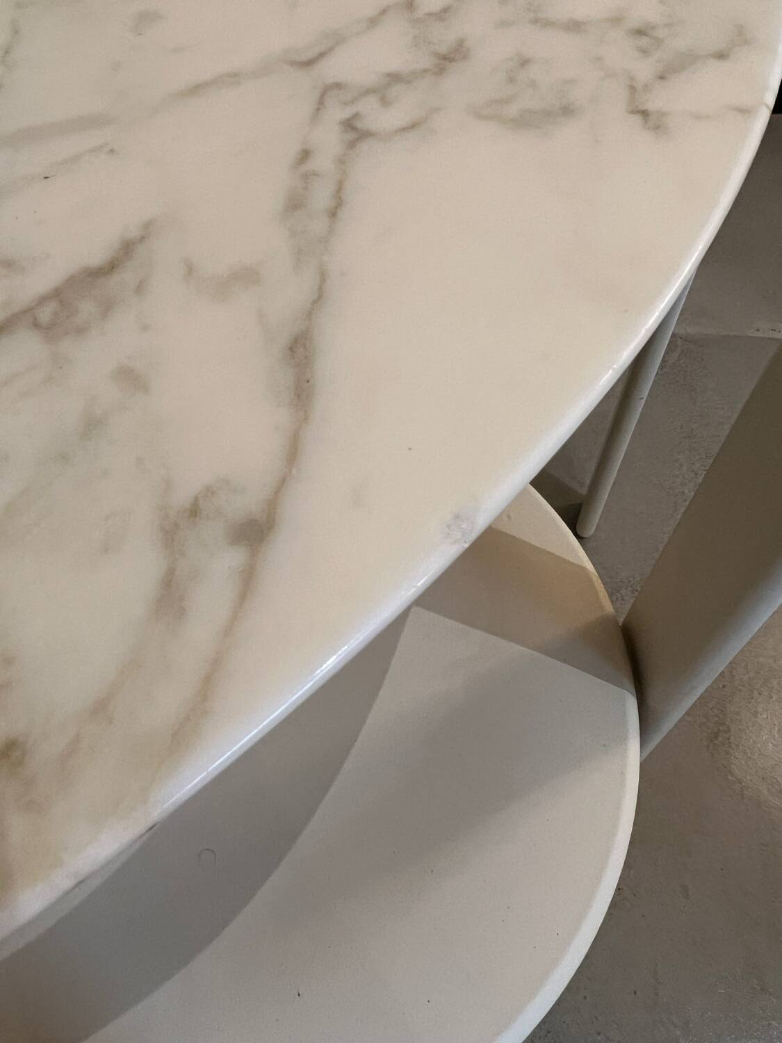 Florence Knoll round table, marble top and tulip base, circa 1960, Eero Saarinen