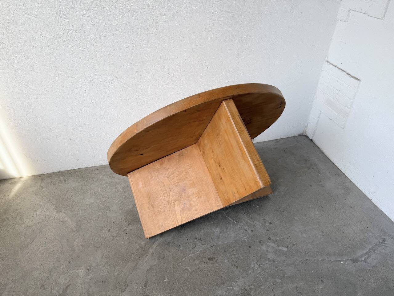 Round modernist coffee table, elm, 1950s.