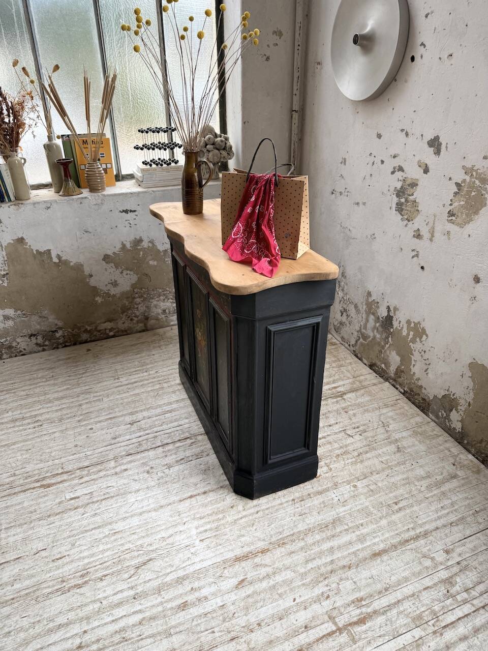 Floral 1920s trading counter