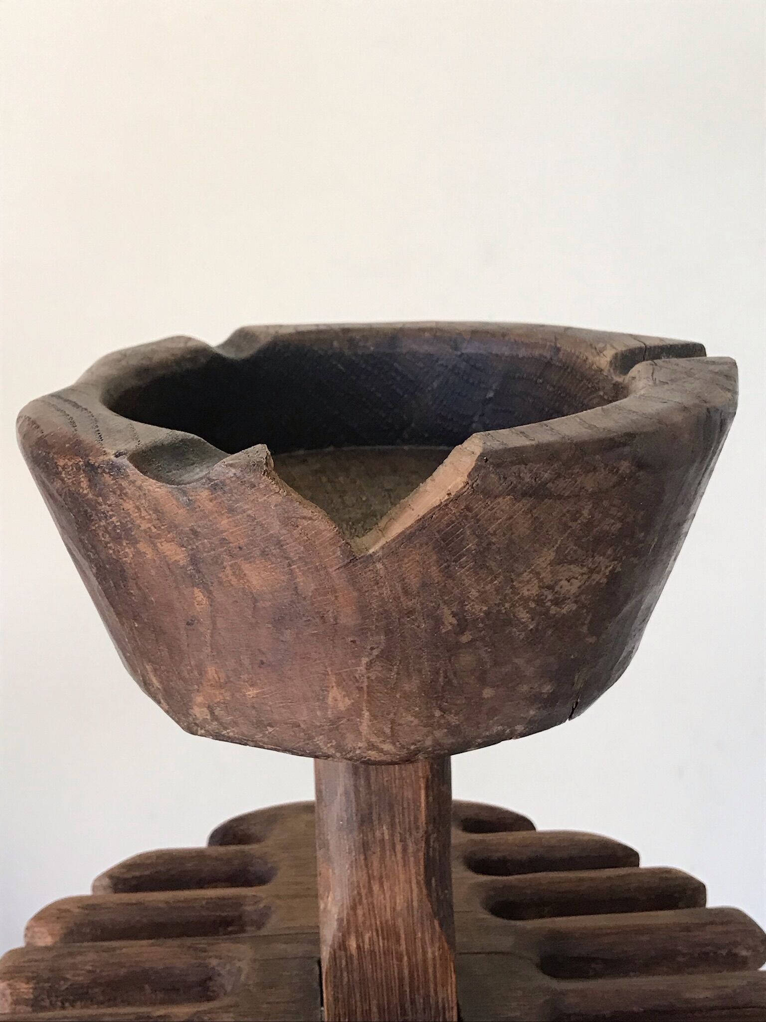 Ashtray on brutalist feet 60s