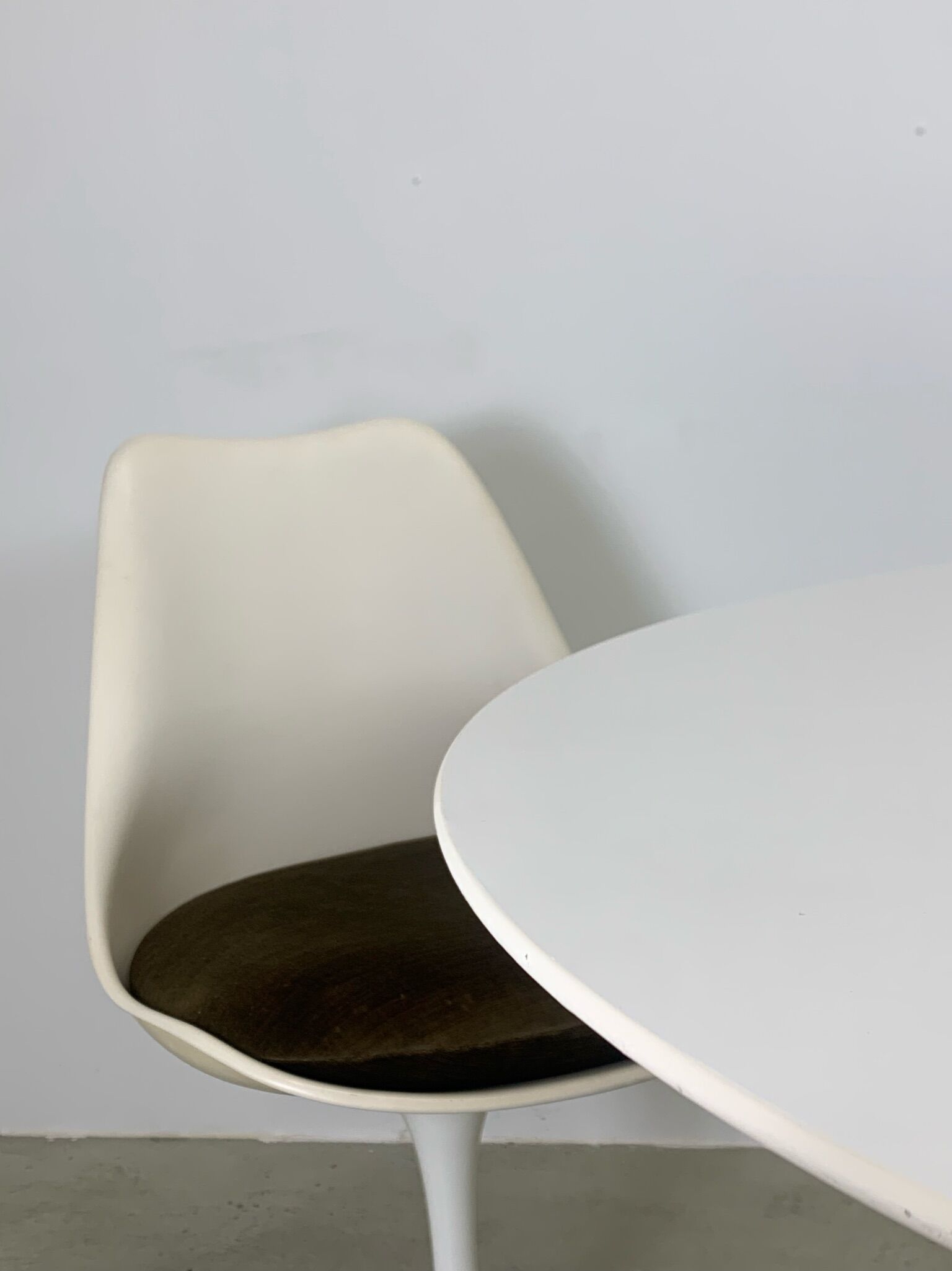 Eero Saarinen Tulip Dining Set with Swifel Chairs for Knoll International 1960s