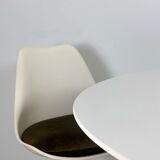 Eero Saarinen Tulip Dining Set with Swifel Chairs for Knoll International 1960s