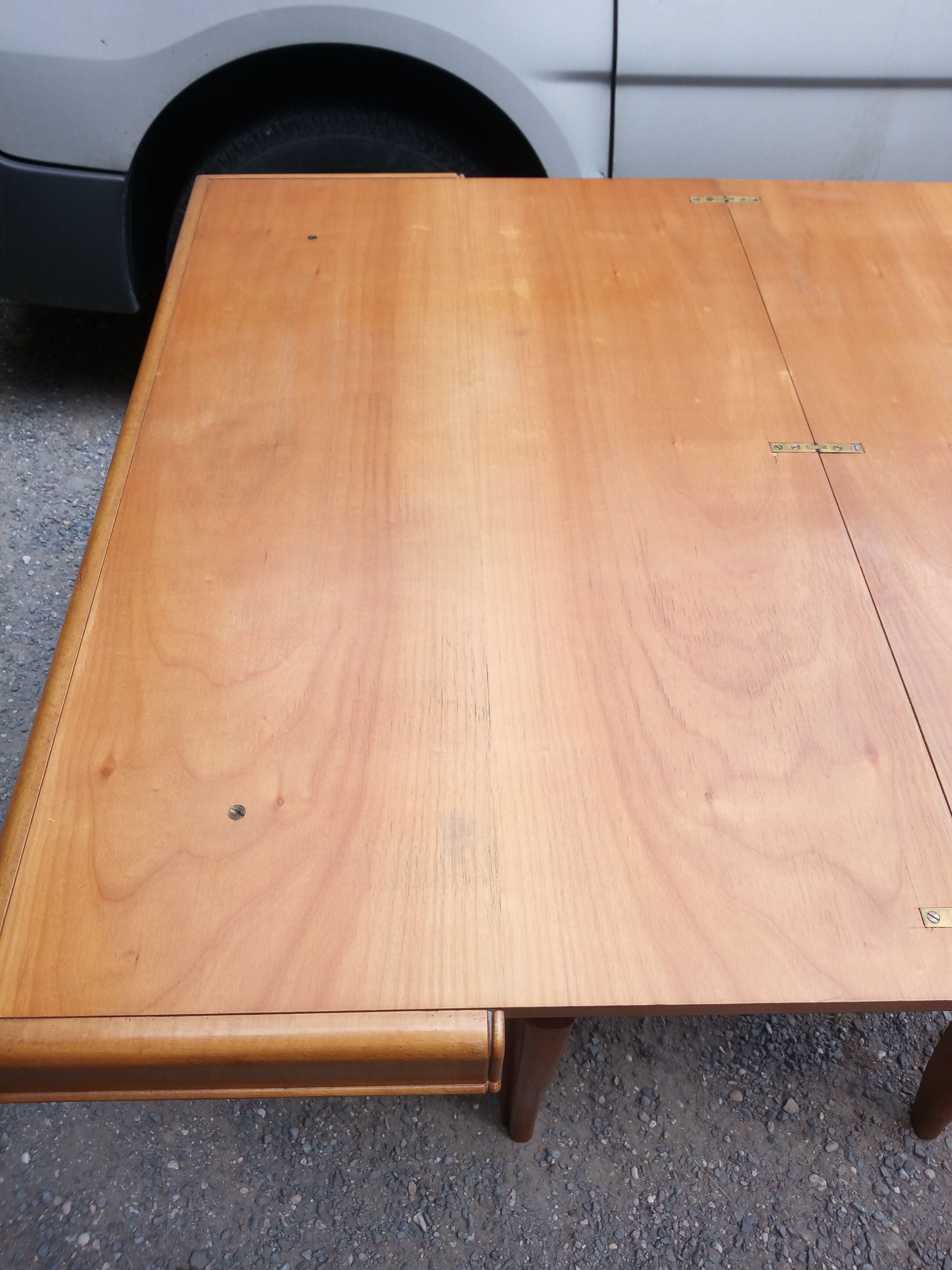 Uplifting coffee table