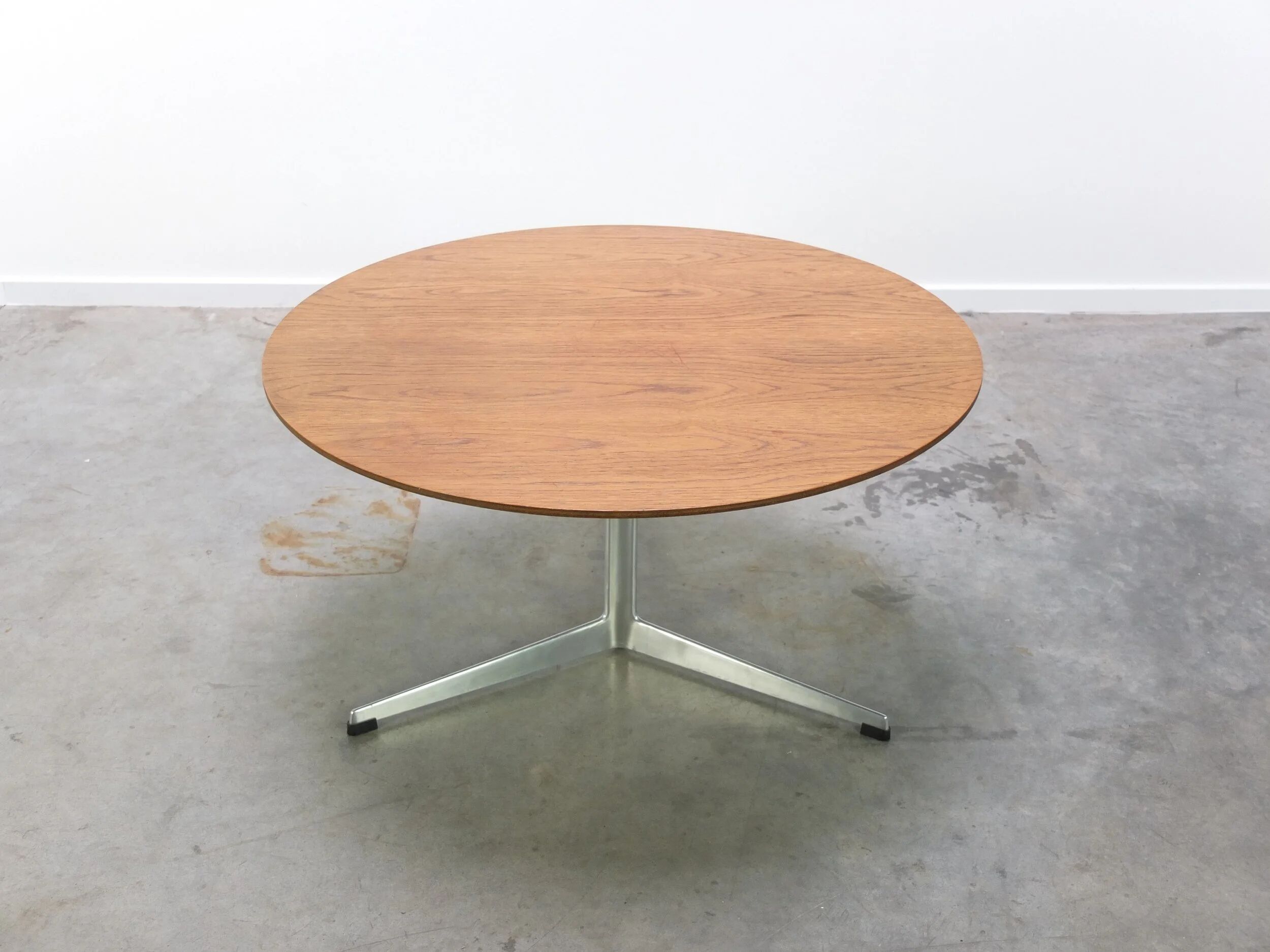Circular coffee table in oak by Arne Jacobsen for Fritz Hansen, 1960s
