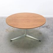 Circular coffee table in oak by Arne Jacobsen for Fritz Hansen, 1960s
