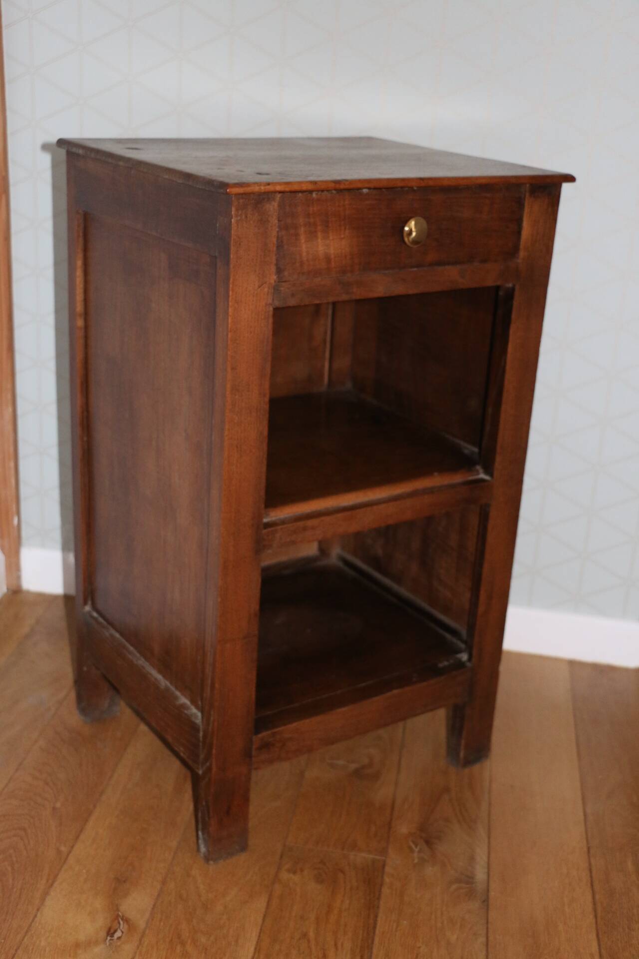 Dark oak side/bedside table