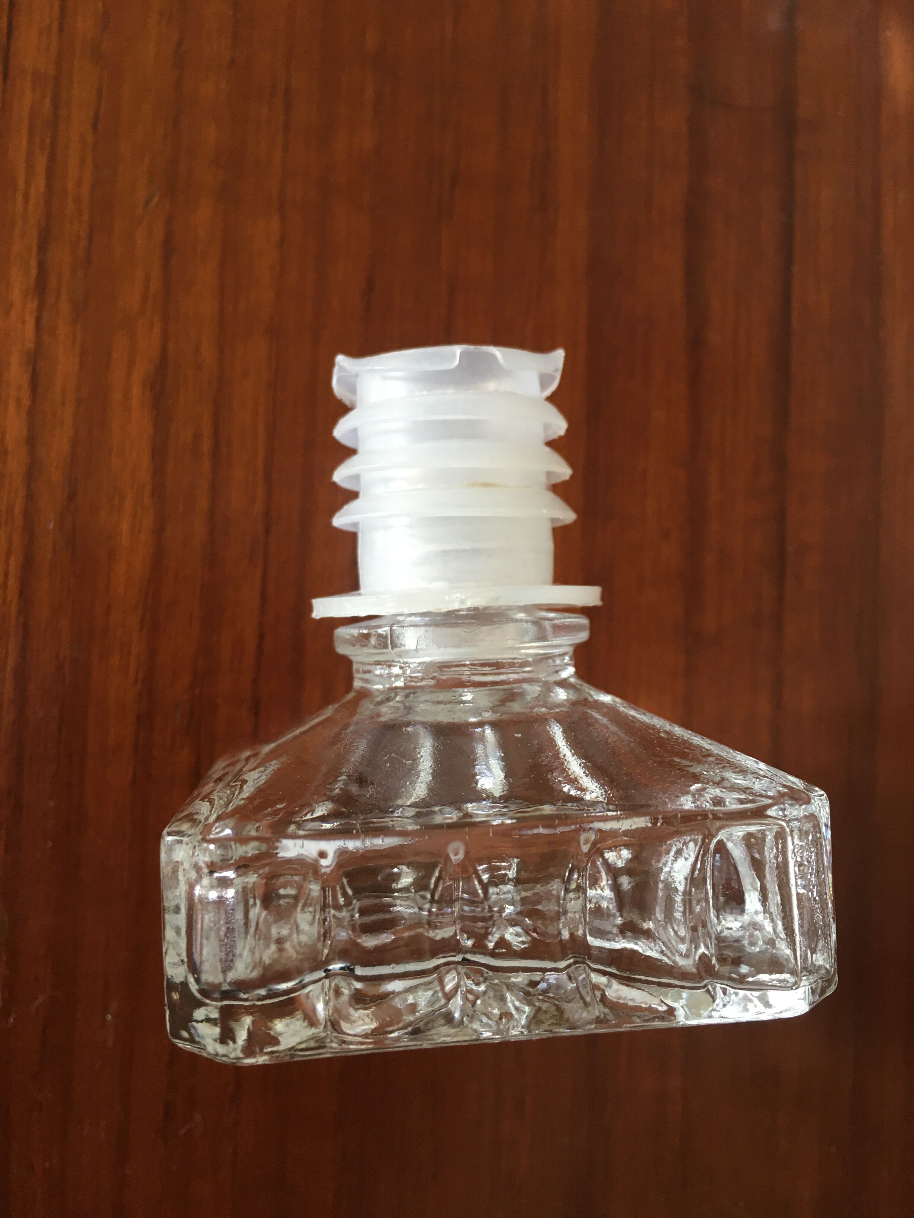 Diamond-tipped whisky carafe