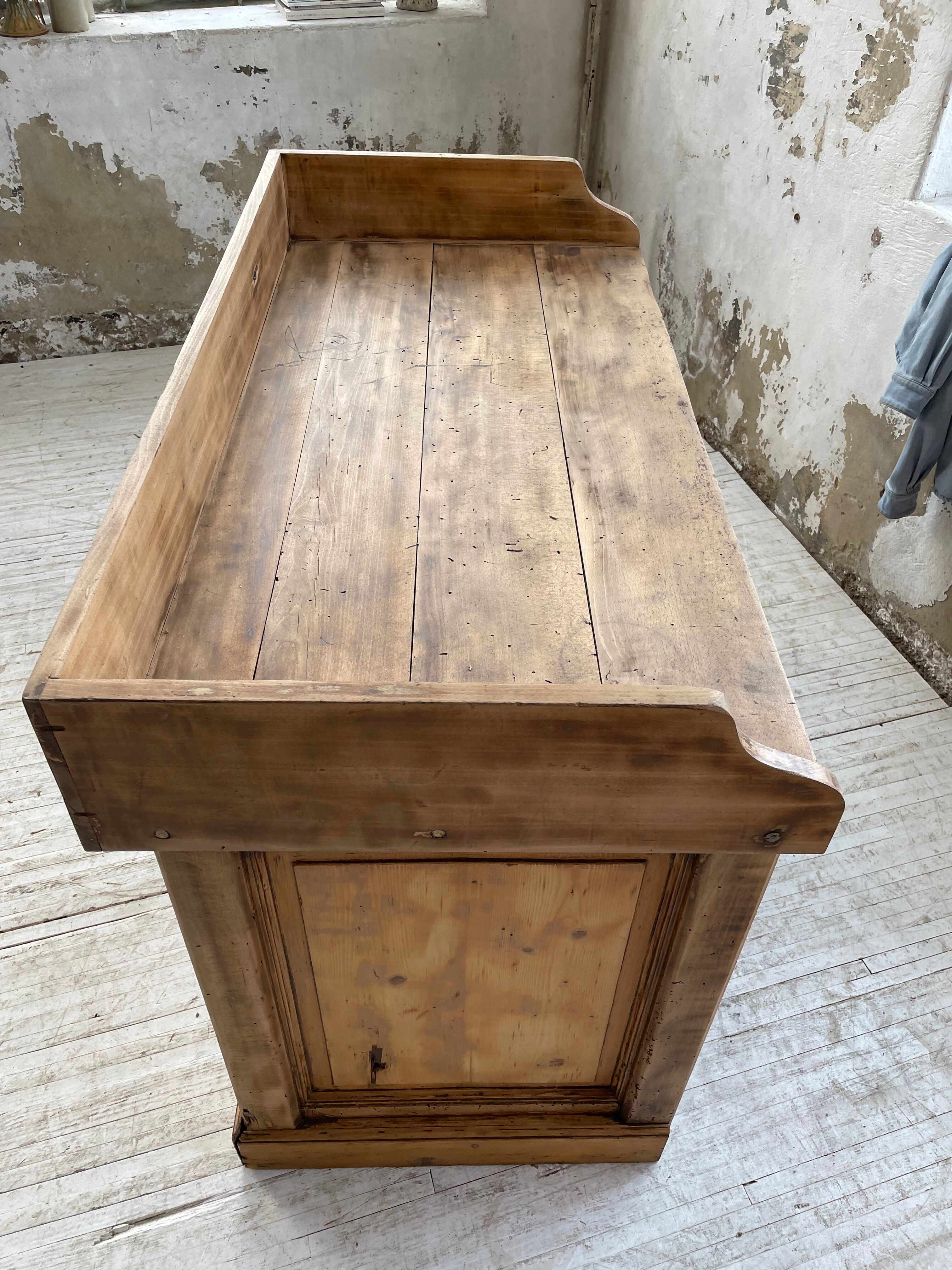 Trading counter central island pine