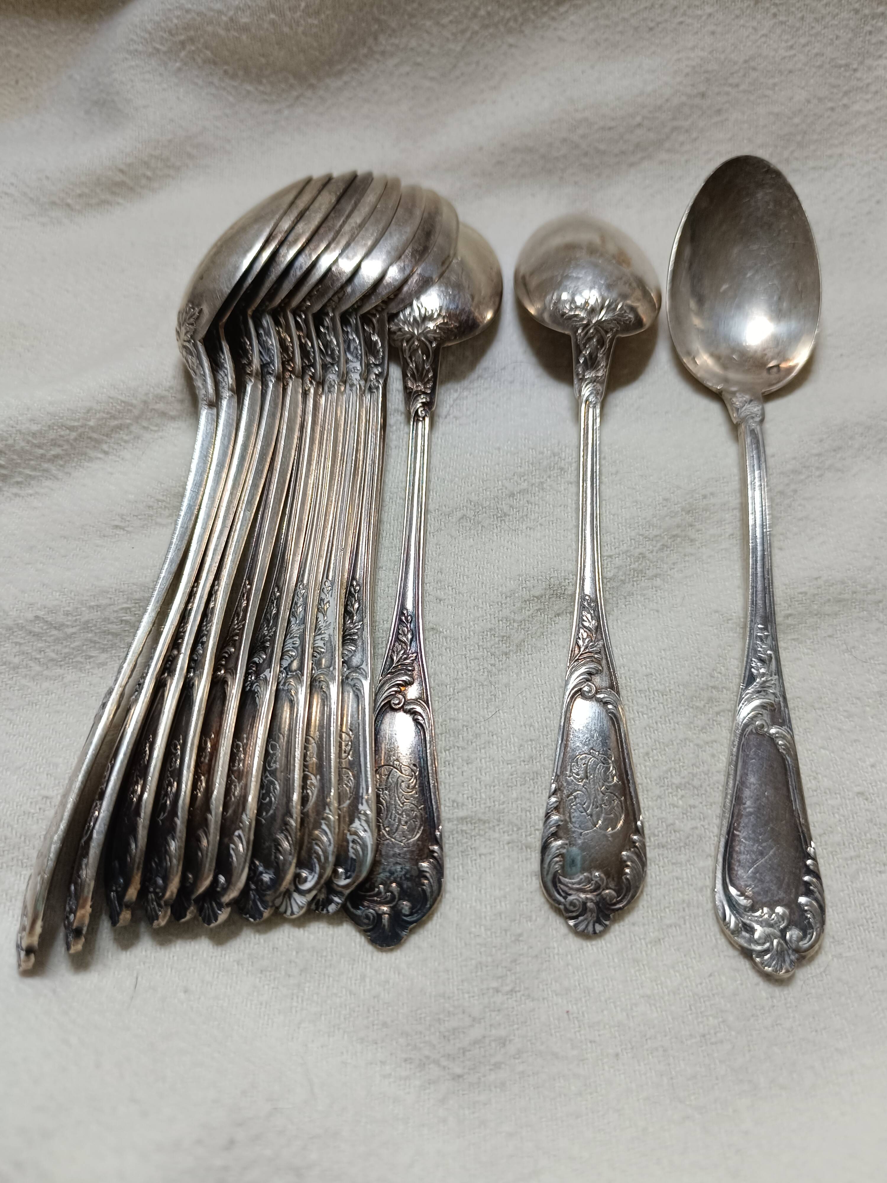 12 small spoons in solid silver, in their box.