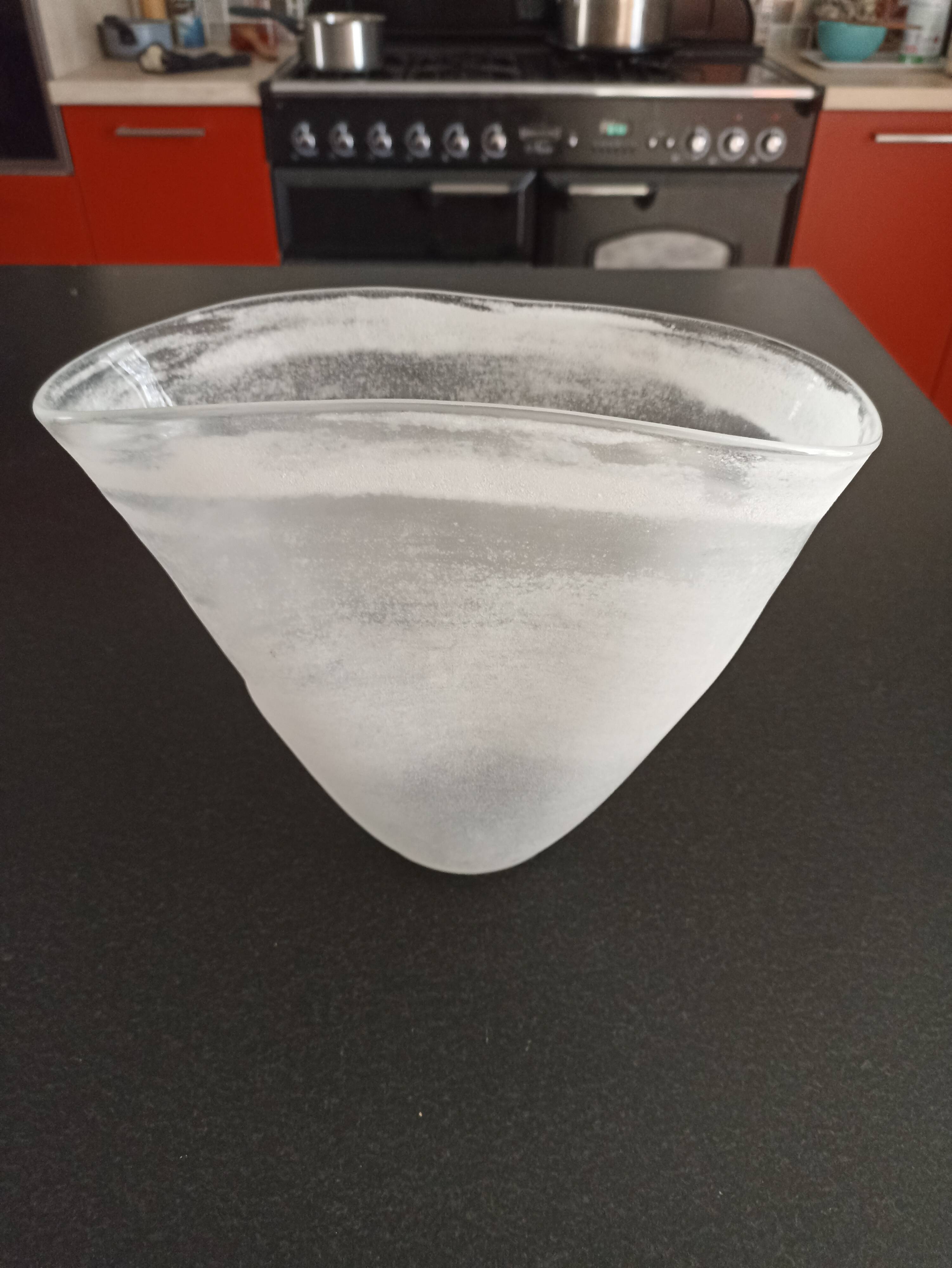 Vase triangulaire en verre mat