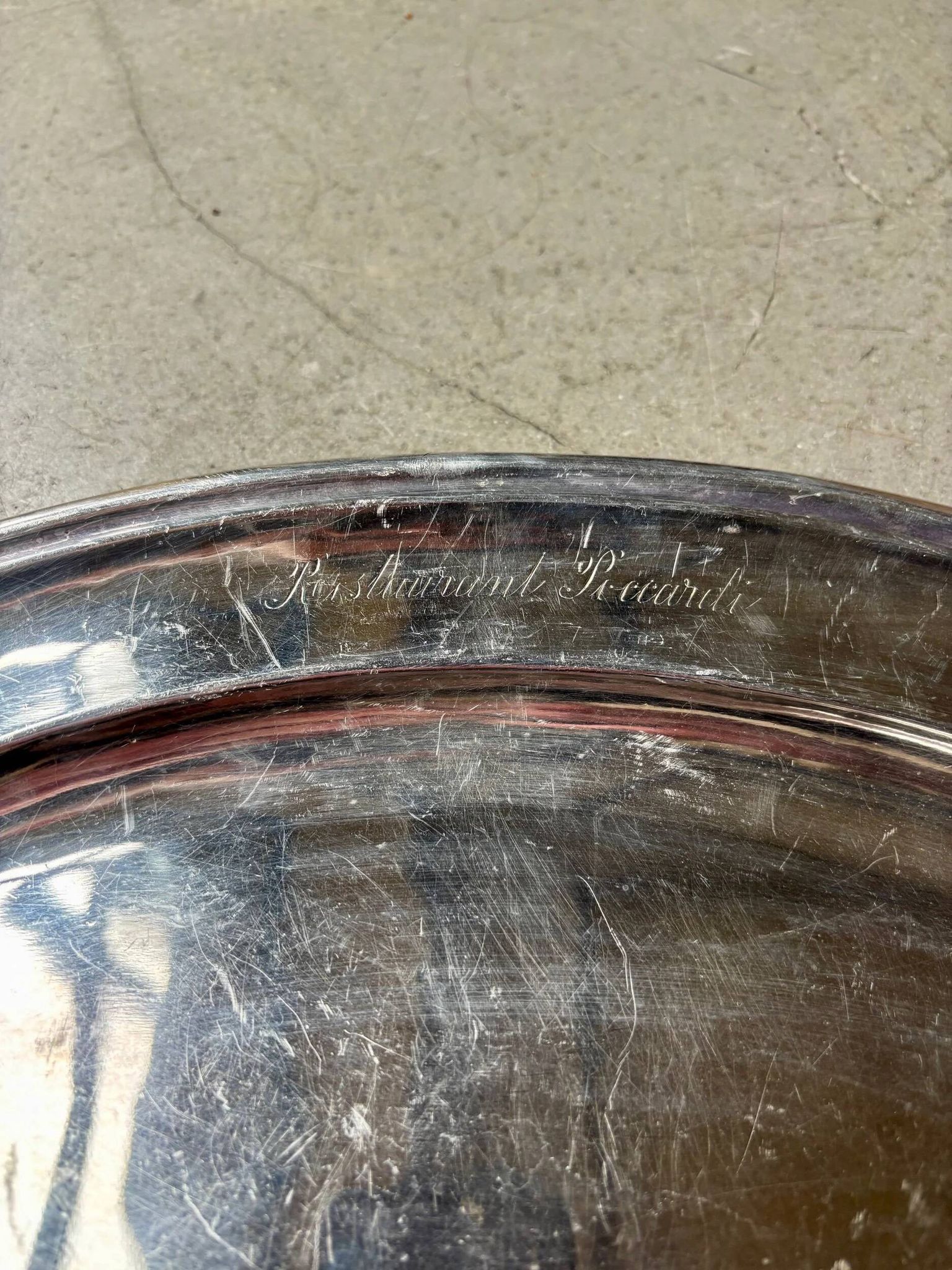 Plat ovale en métal argenté gravé "Restaurant Piccardi"